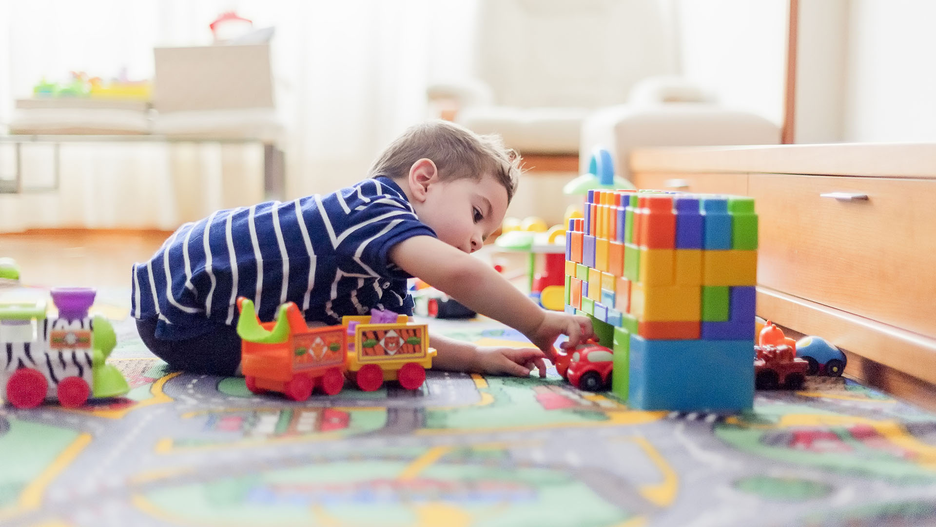 Un niño jugando con legos