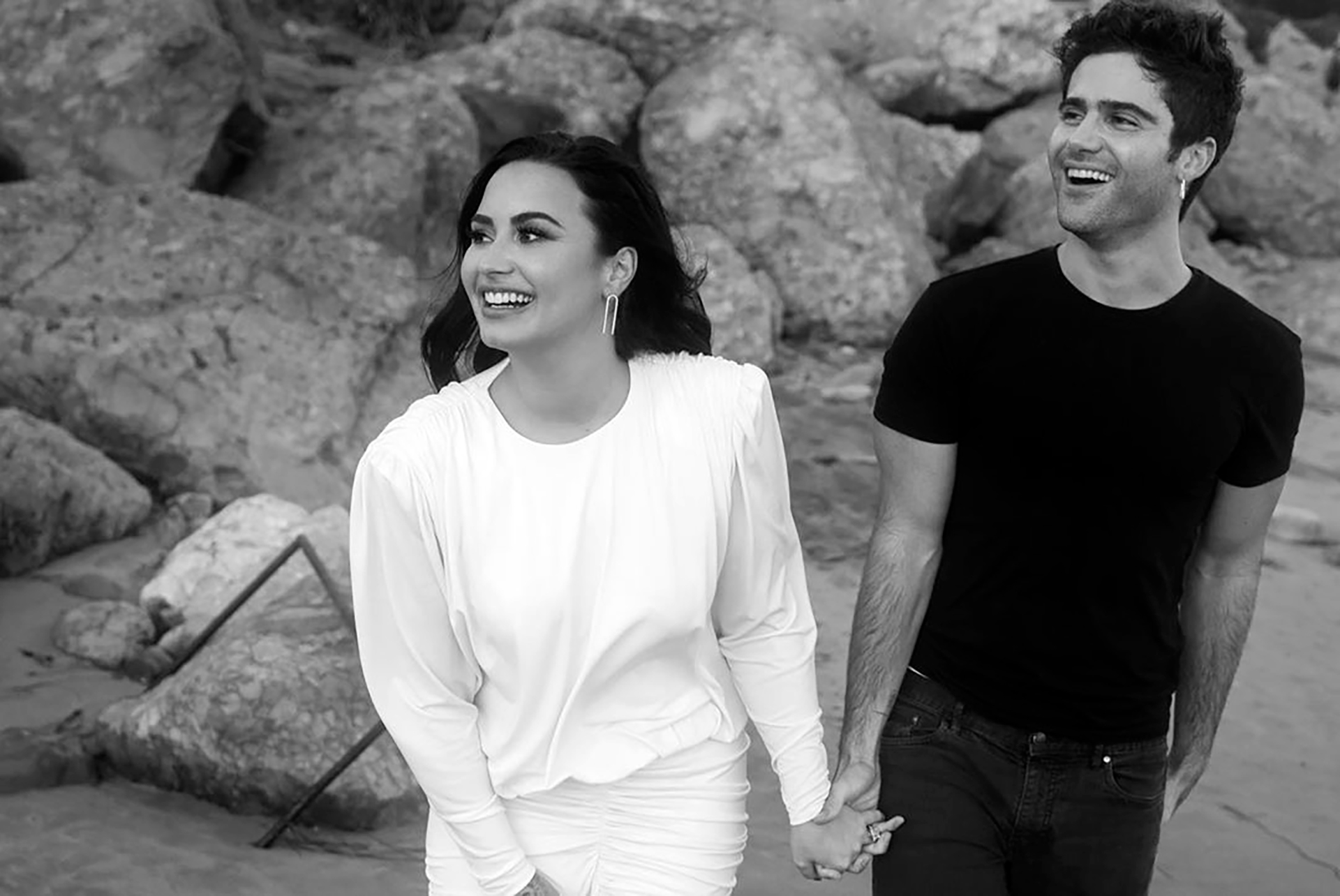 Demi Lovato usó su compromiso con Max Ehrich para demostrar que estaba bien  - Infobae