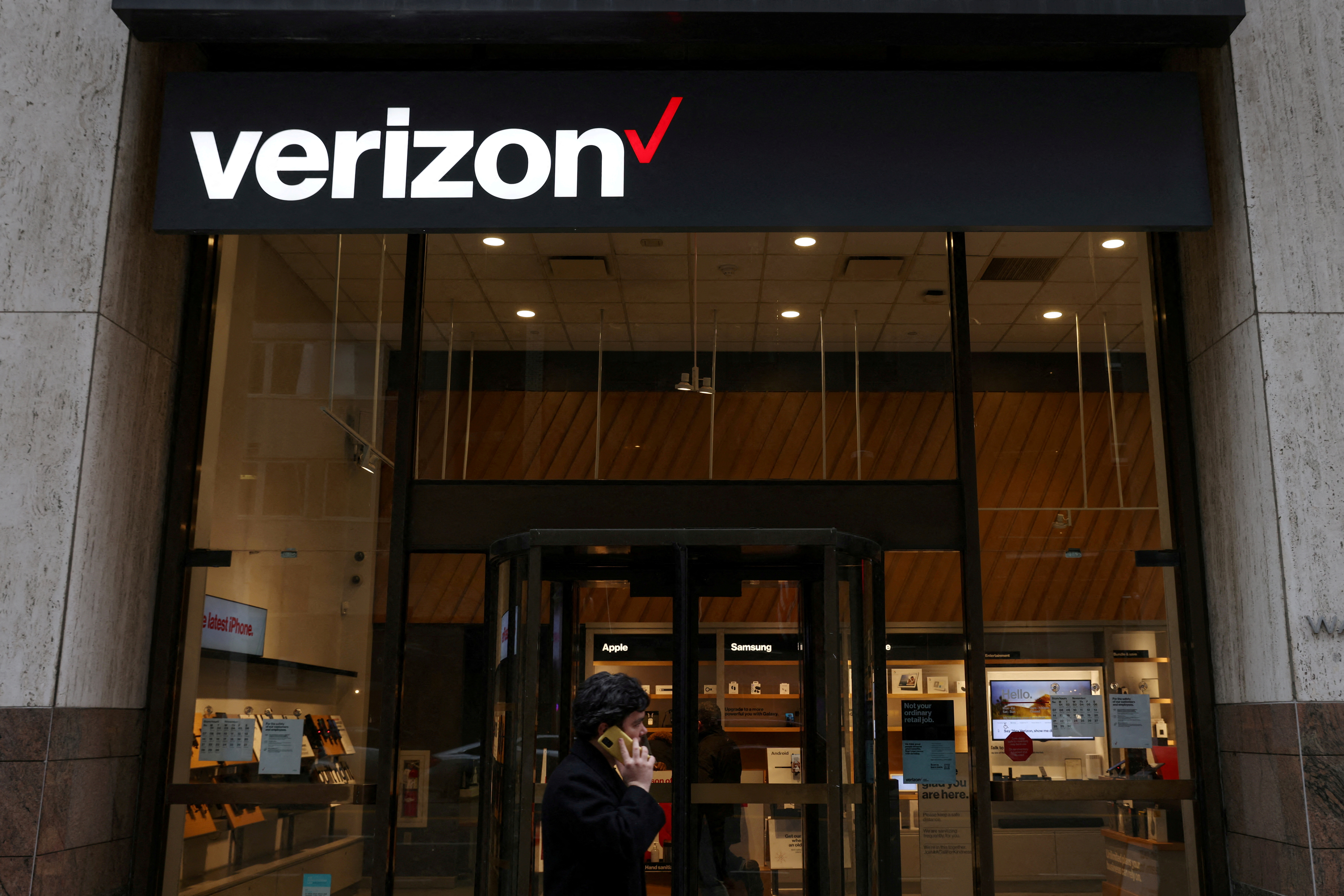 Una tienda de Verizon en Manhattan, en una fotografía de archivo (REUTERS/Andrew Kelly)