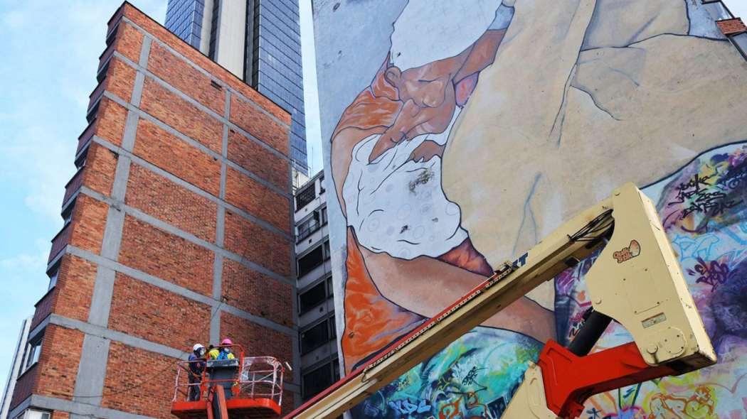 “El beso de los invisibles”, el icónico mural de Bogotá que desaparecerá para darle paso al metro