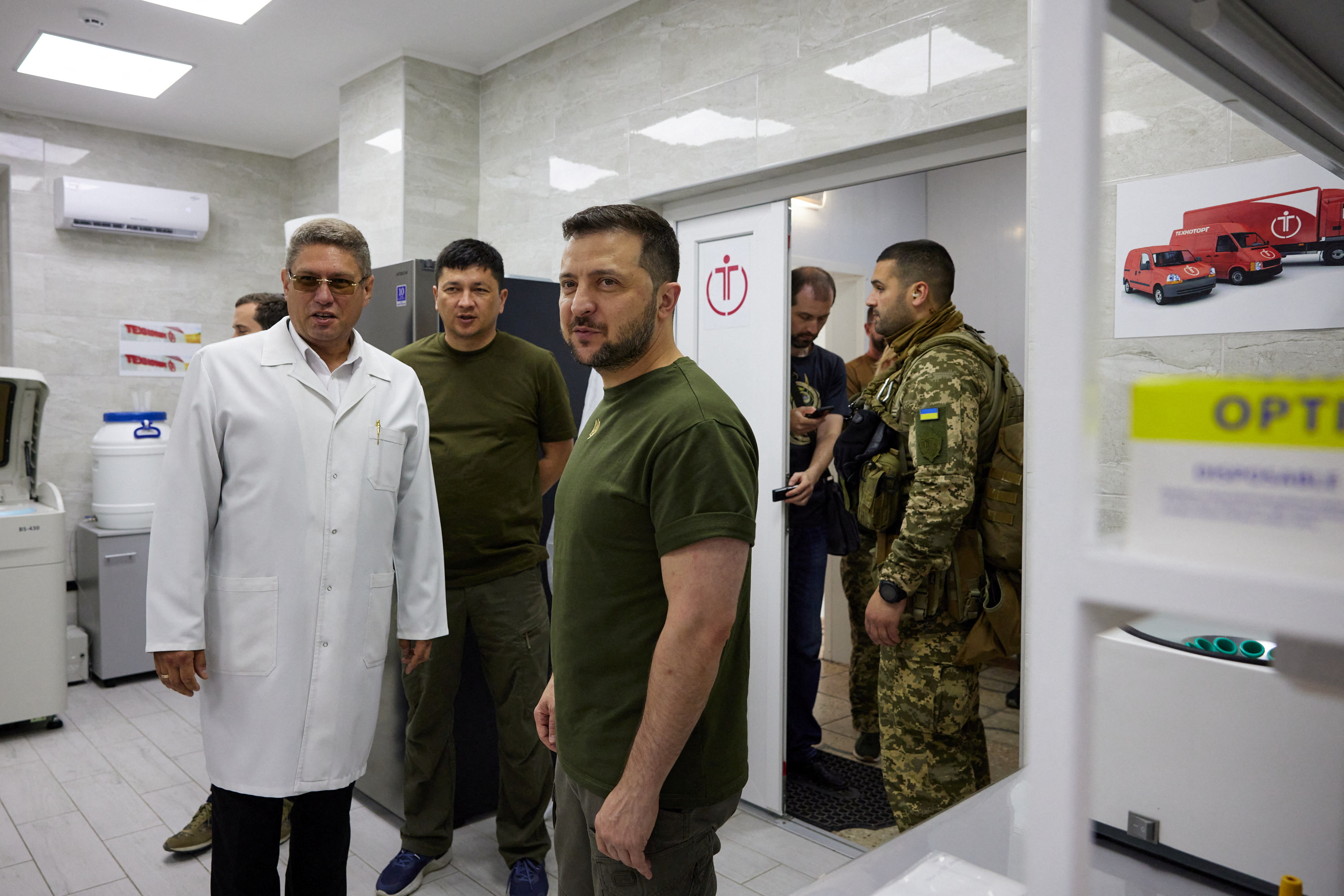 El presidente Zelensky visita un hospital en Mykolaiv