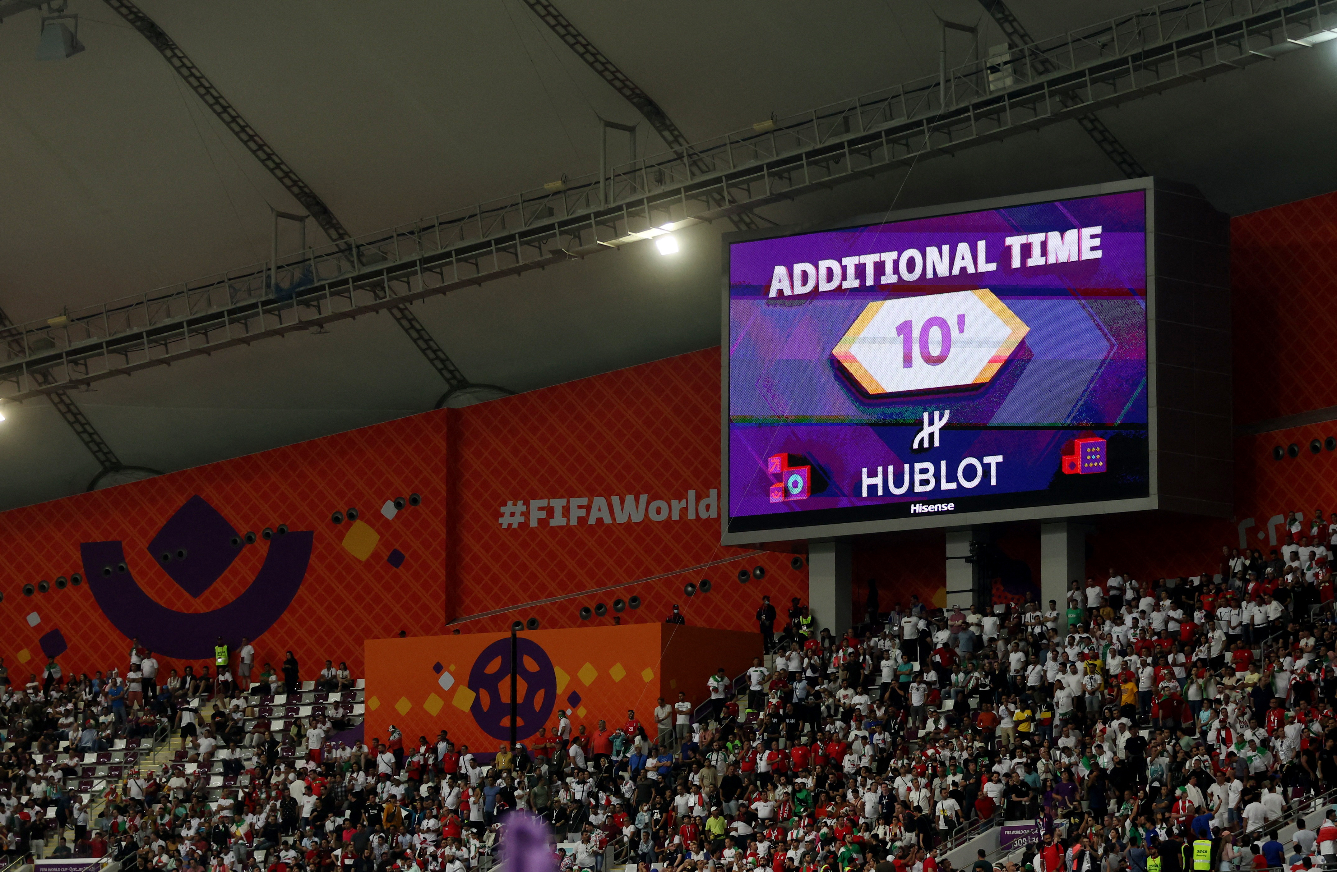 En el Mundial de Qatar fue común ver que los árbitros adiciones más minutos que lo usual (Reuters)