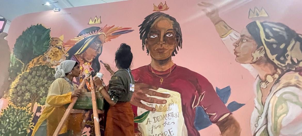 Durante la COP27, la activista de UNICEF Ayshka Najib propuso pintar un mural en honor a la lucha femenina (ONU)