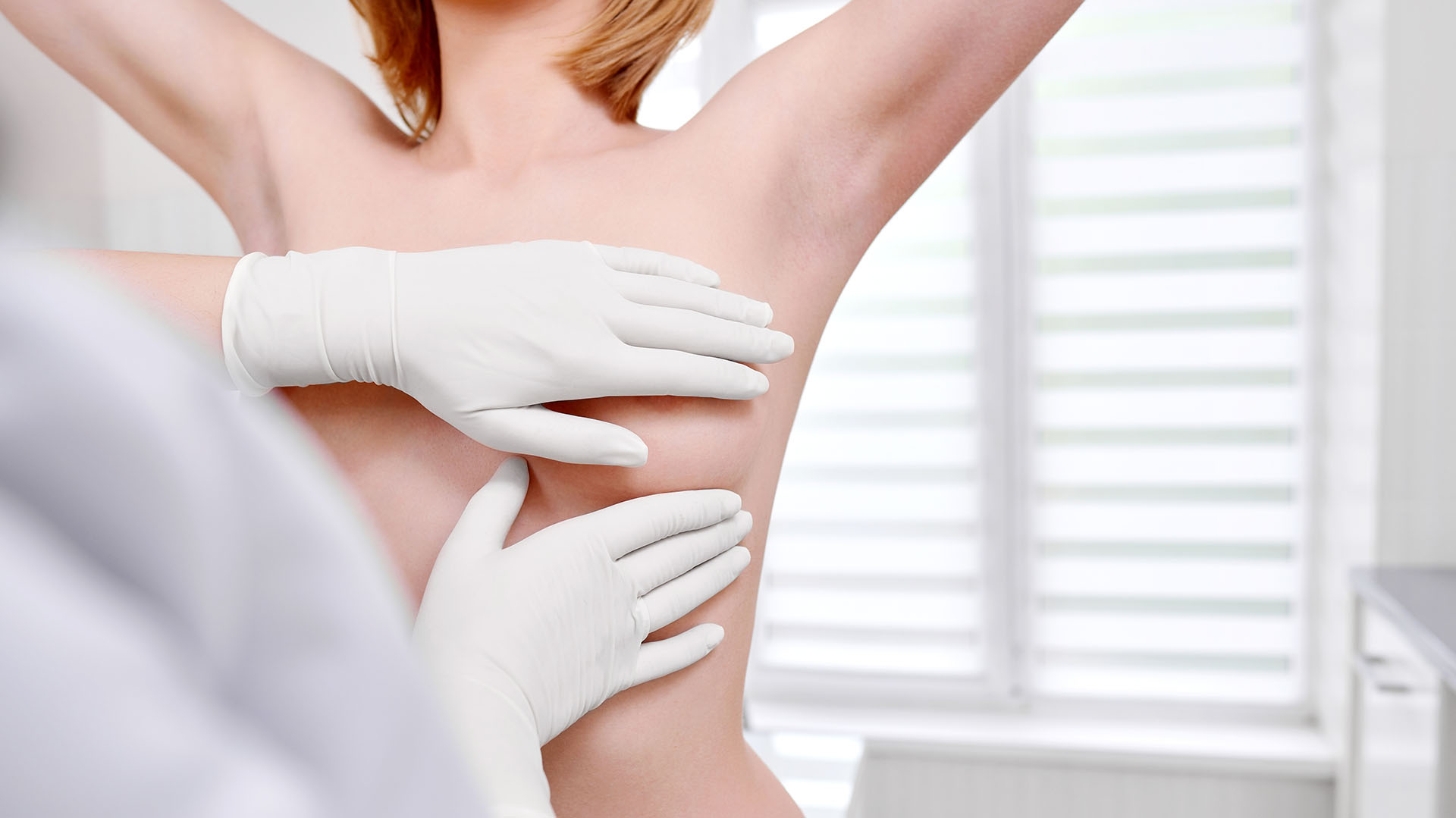 Aconsejan que las mujeres no dejen de concurrir a realizar la consulta con el mastólogo y la realización de la mamografía anual en el momento que corresponda (Shutterstock)