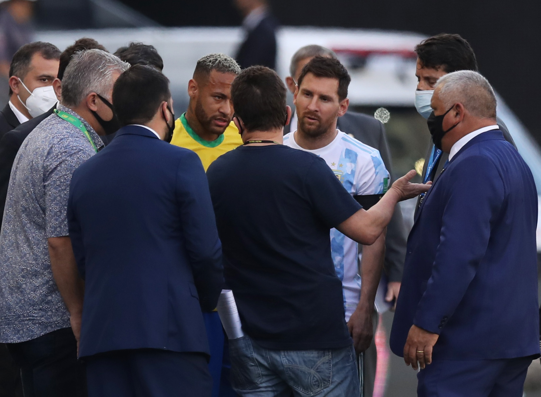 Autoridades sanitarias de Brasil se metieron dentro de la cancha en pleno partido (REUTERS/Amanda Perobelli)