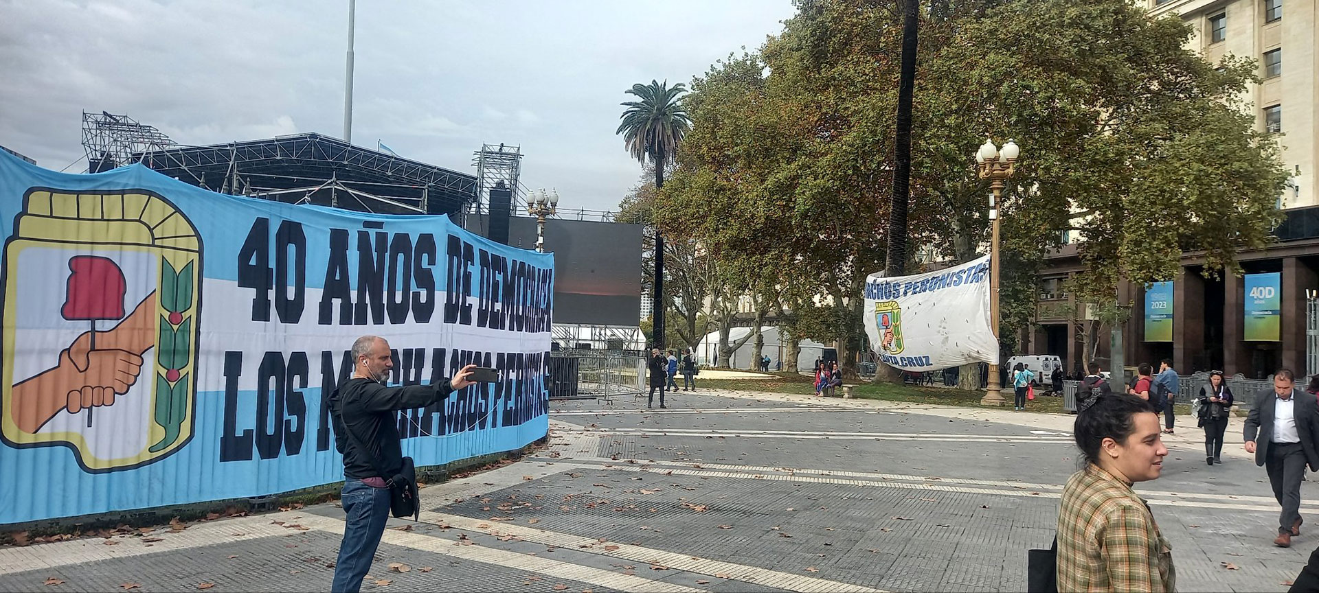 Desde ayer podían observarse en la Plaza de Mayo sobre las rejas que rodean la Pirámide las primeras banderas para recibir a Cristina Kirchner en el acto previsto para esta tarde