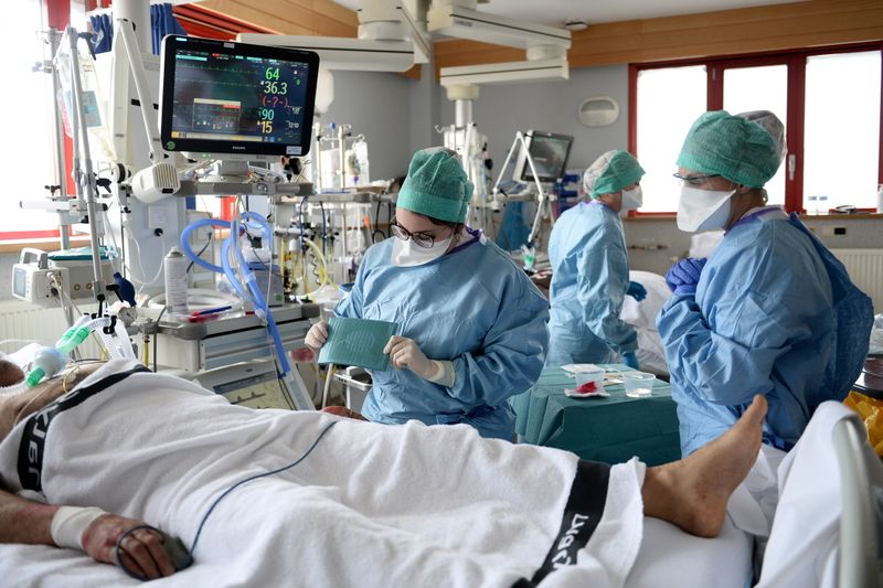 Trabajadores sanitarios en una unidad de cuidados intensivos para pacientes de COVID-19 en el hospital Saint-Pierre de Ottignies, Bélgica, el 7 de abril de 2021 (Reuters)