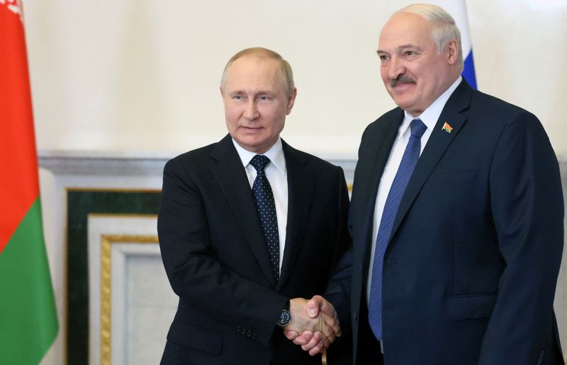 Foto de archivo del Presidente ruso Vladimir Putin y su par bielorruso Alexander Lukashenko en San Petersburgo
Jun 25, 2022. Sputnik/Mikhail Metzel/Kremlin via REUTERS