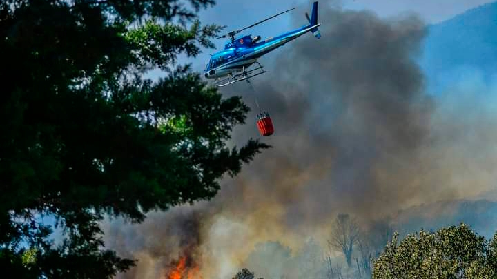 Helicopters and hydrant planes are working to fight the fire that has spread from Salta to Jujuy