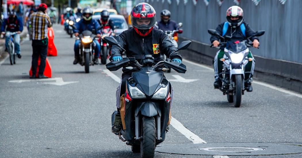 Comenzaron las protestas de los motociclistas en Bogotá por prohibición de parrillero hombre