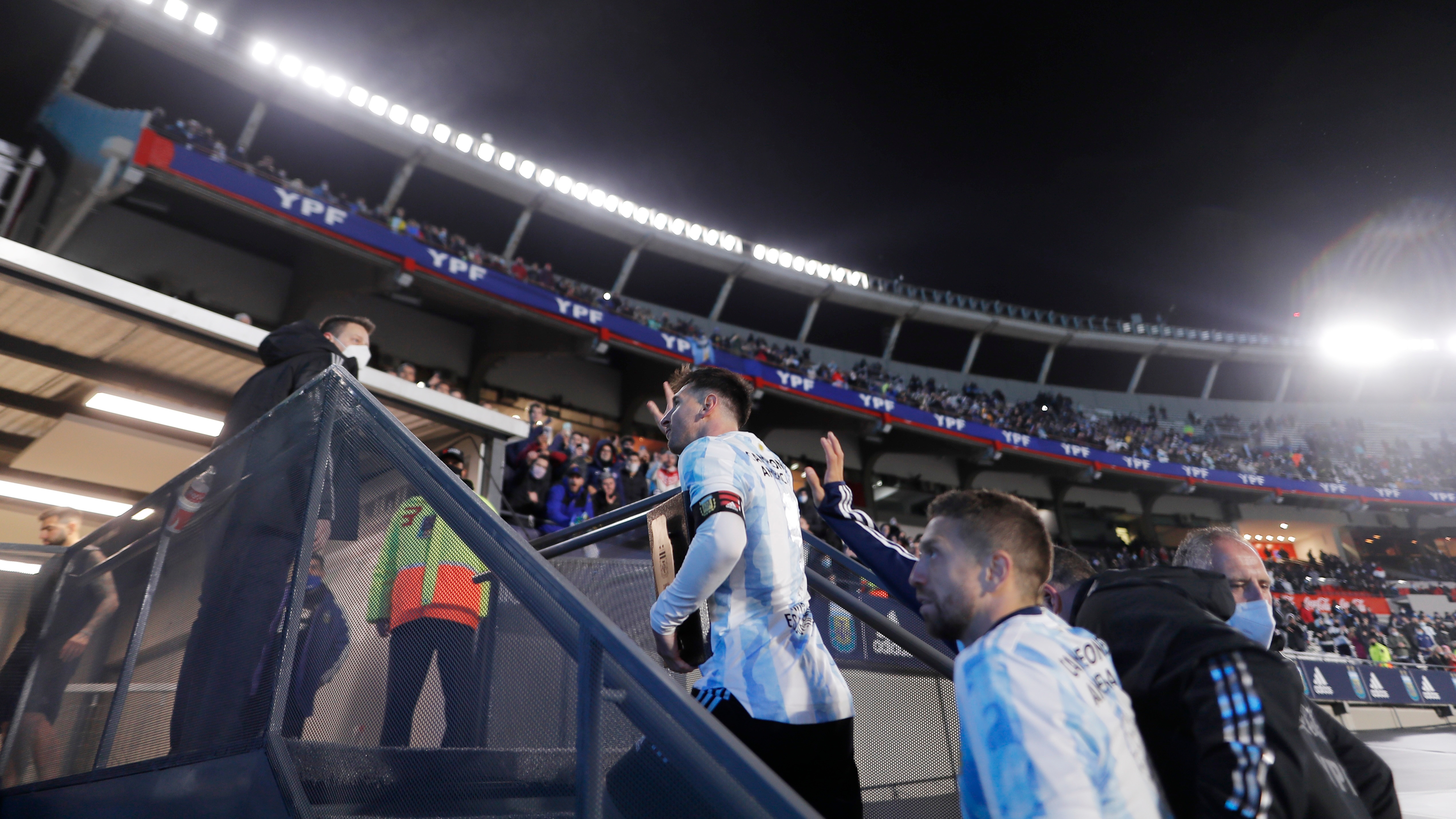 Lionel Messi celebra el triunfo de Argentina ante Bolivia en la última fecha de Eliminatorias Sudamericanas disputada en el estadio Monumental con público (REUTERS/Juan Ignacio Roncoroni)