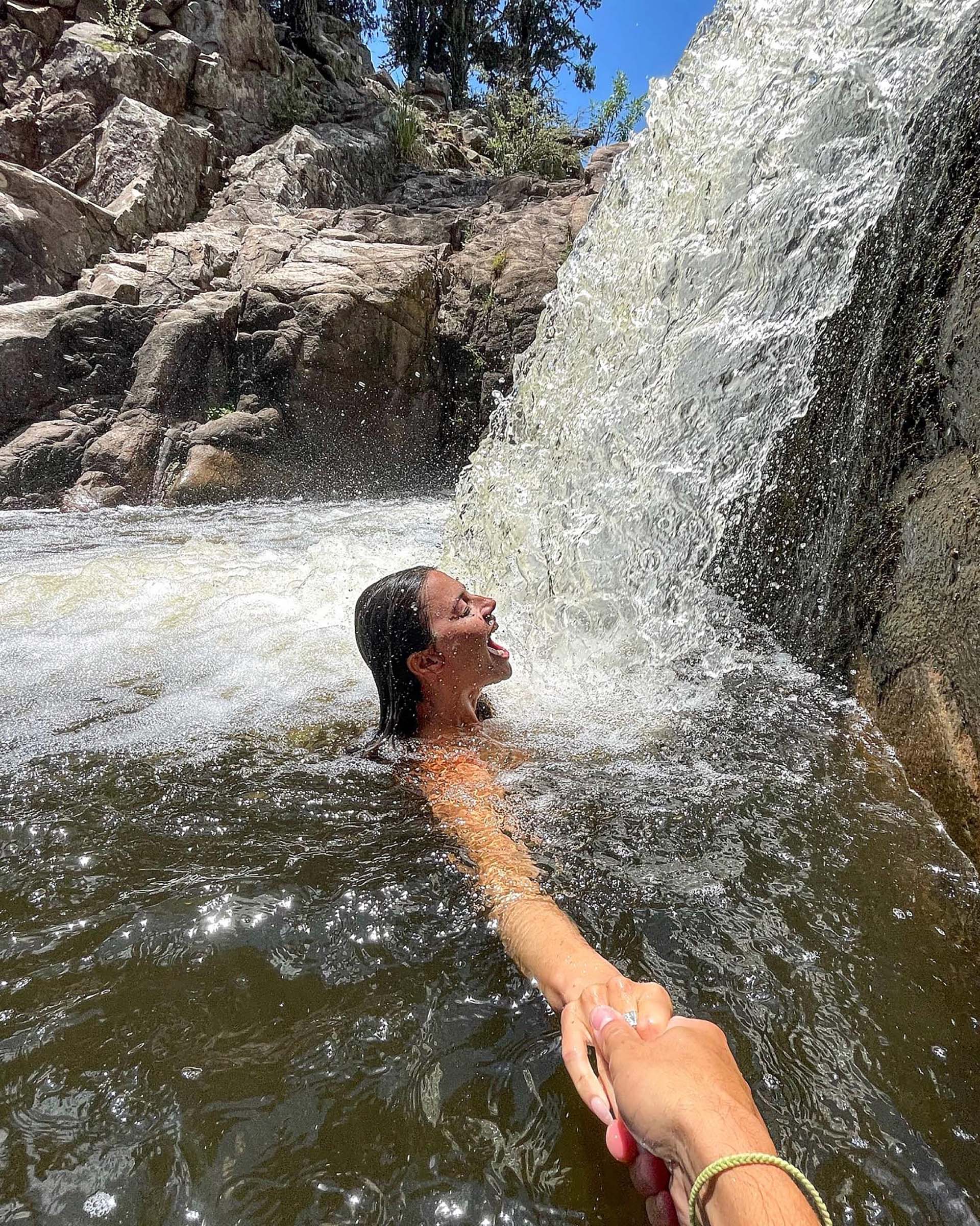 Sofía Jujuy Jiménez nadó desnuda en un río de Córdoba. Aquí se la ve de la mano de su novio, el polista Bautista Bello (Foto: Instagram)