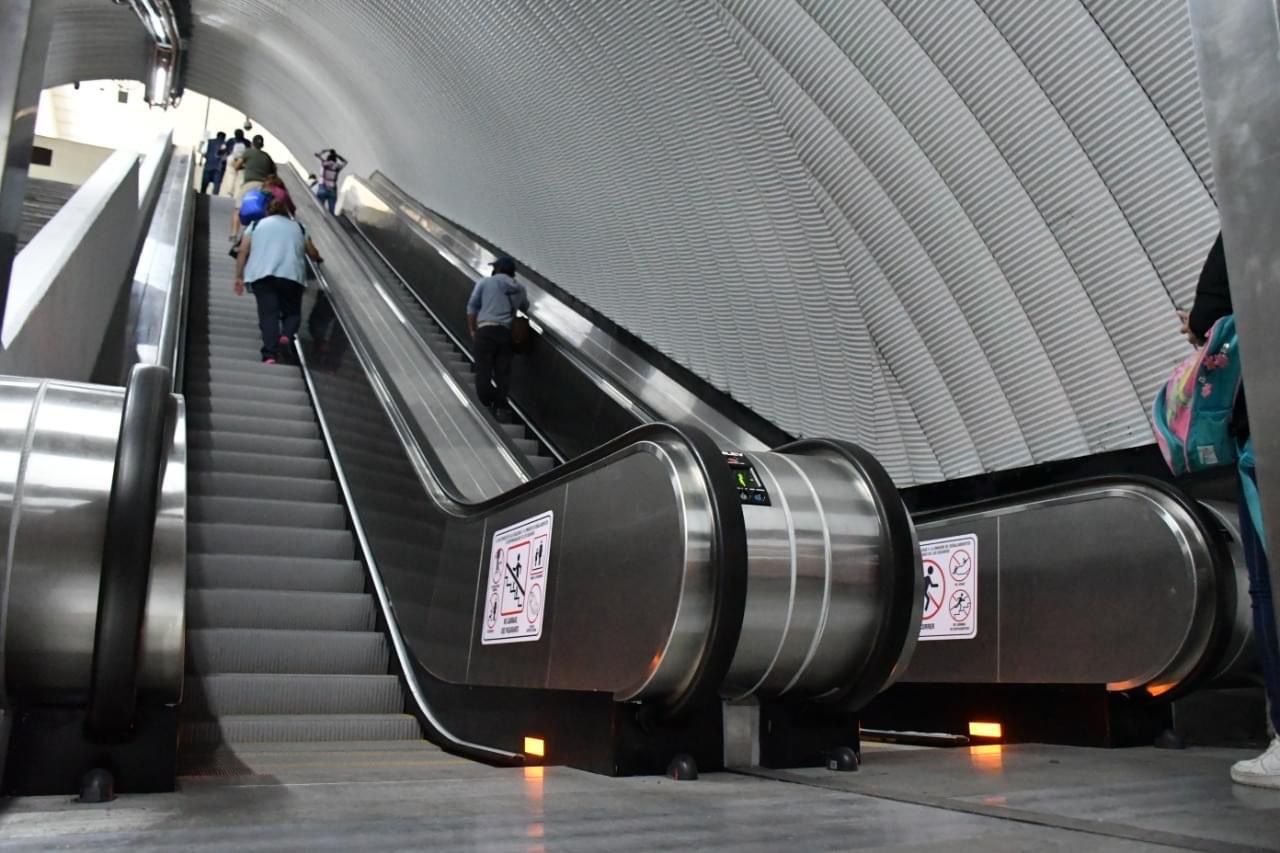 Con estas escaleras se tiene un funcionamiento del 97 por ciento de los equipos. Foto: Facebook/ Metro