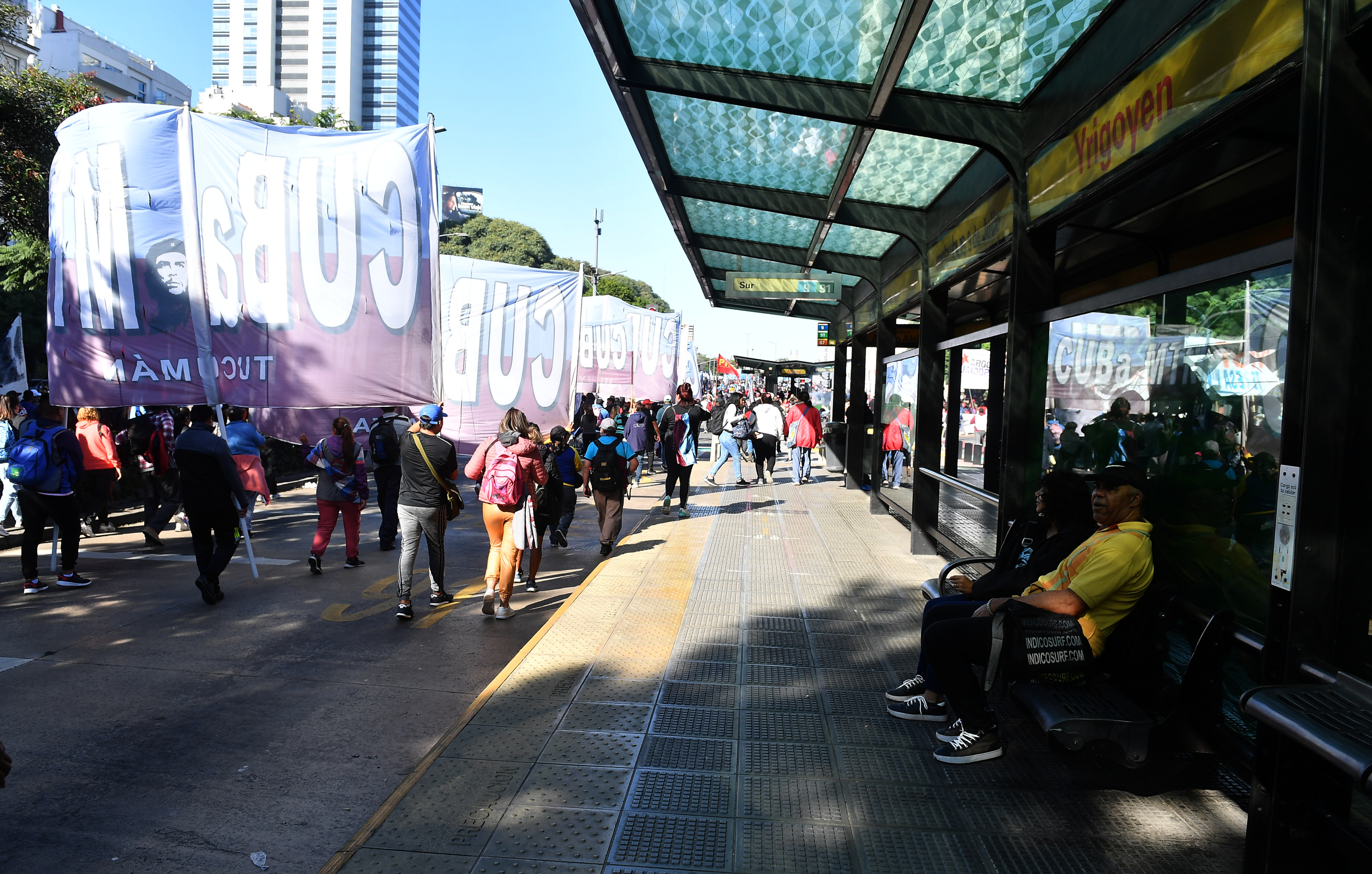 El Metrobus de la avenida 9 de Julio se encuentra totalmente cortado por la marcha piquetera.