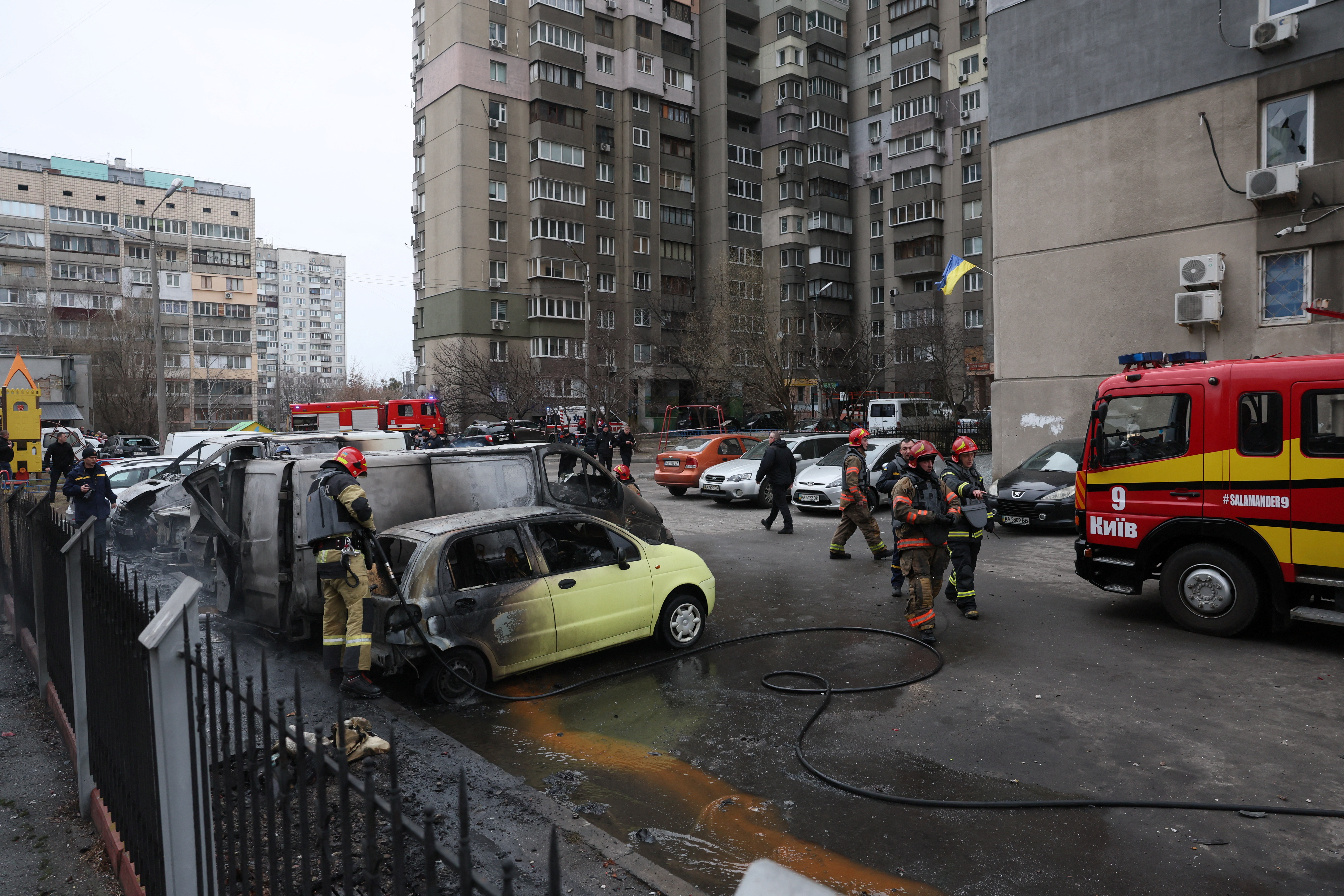 Equipos de emergencia trabajan en extinguir el fuego en un grupo de autos dañados por los bombardeos en Kiev (REUTERS/Gleb Garanich)