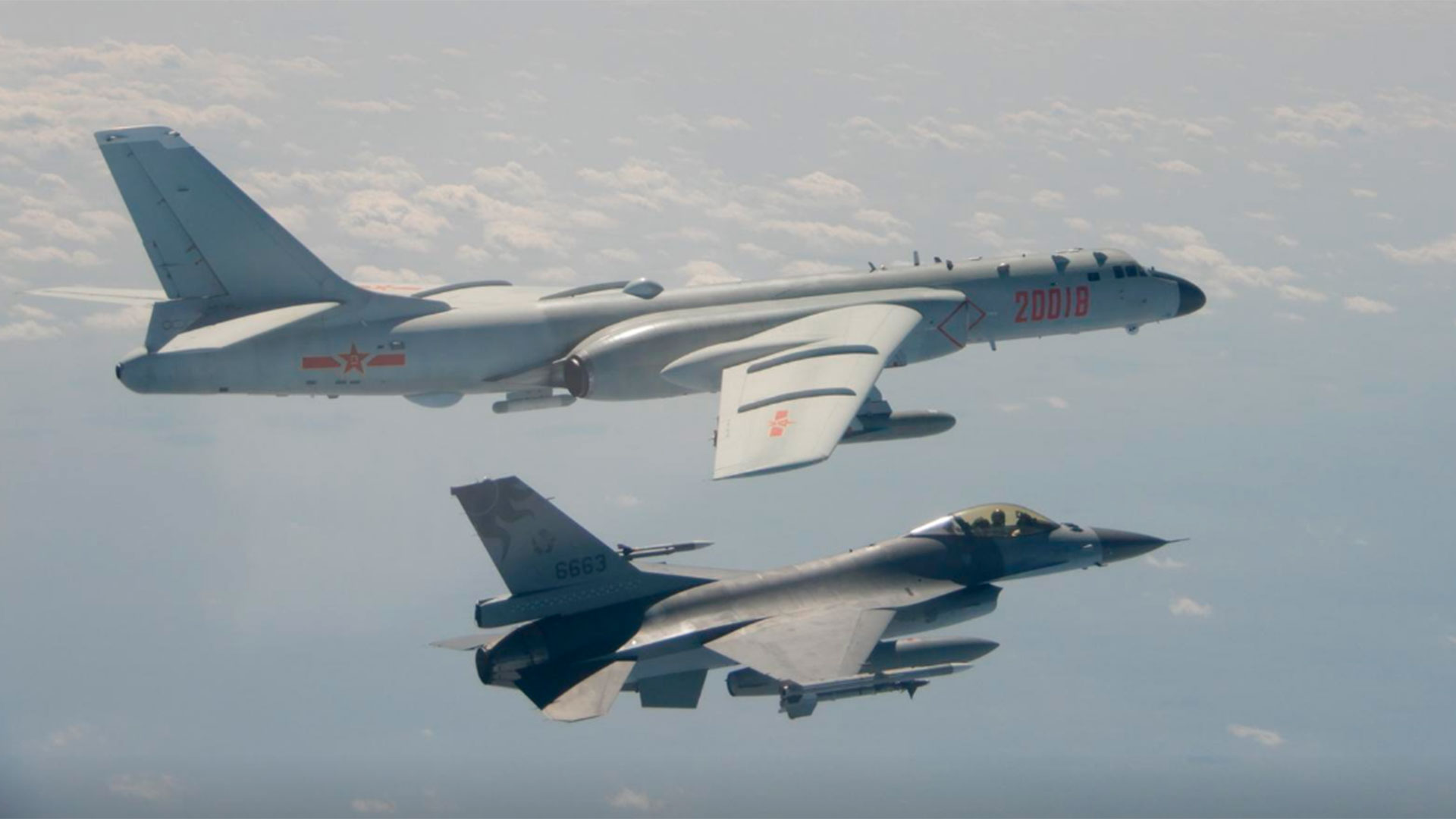 Un bombardero chino H-6 vuela cerca a un caza taiwanés F-16 (Reuters/archivo)