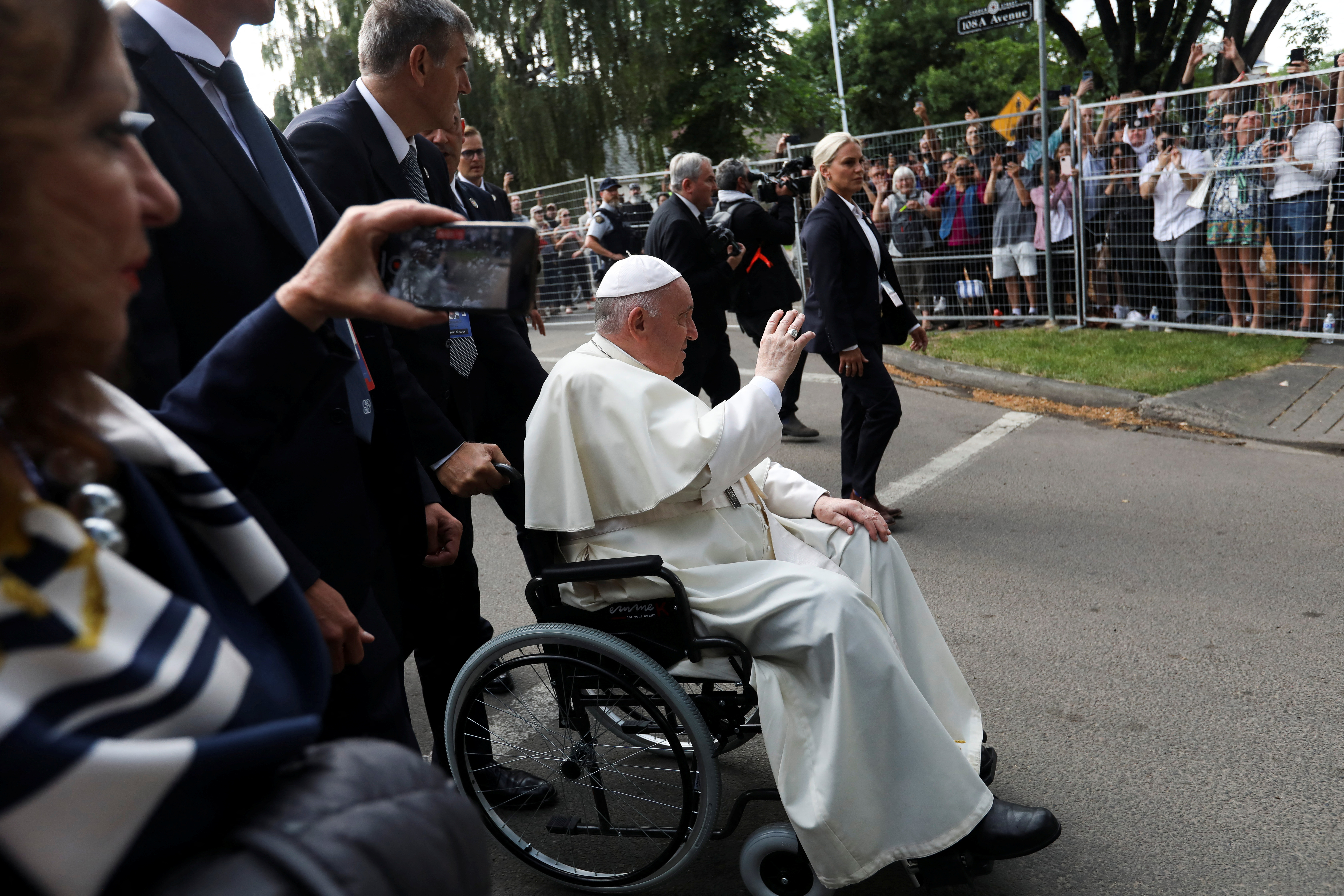 El Papa es trasladado en silla de ruedas debido a su lesión de rodilla, que le impide caminar grandes distancias (REUTERS/Amber Bracken)