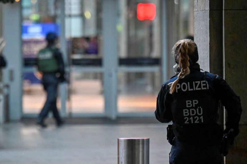 Gli agenti di polizia mettono in sicurezza l'area del mercatino di Natale di Dresda, in Germania