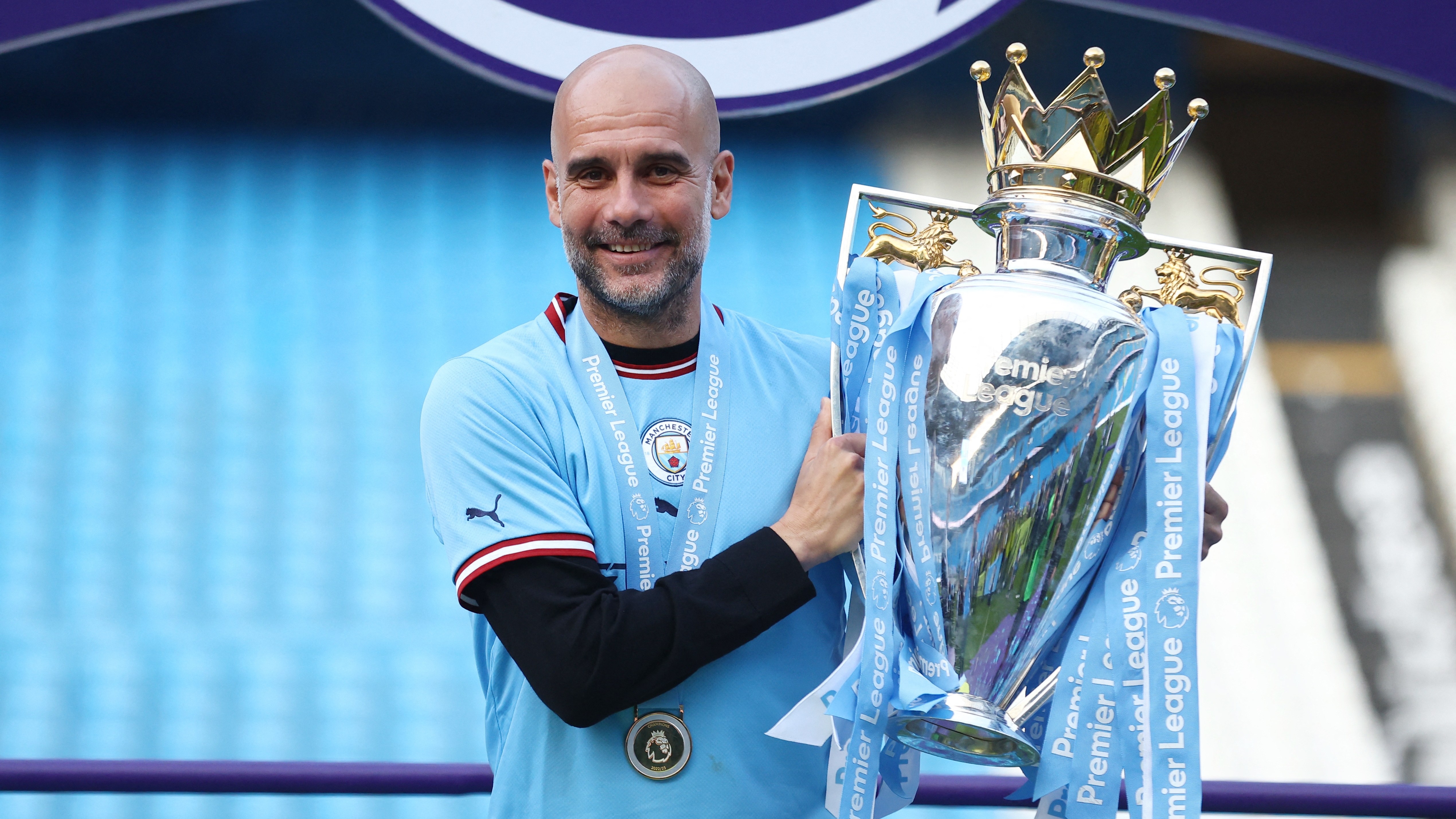 Pep Guardiola levanta el trofeo de la Premier League (REUTERS/Carl Recine)