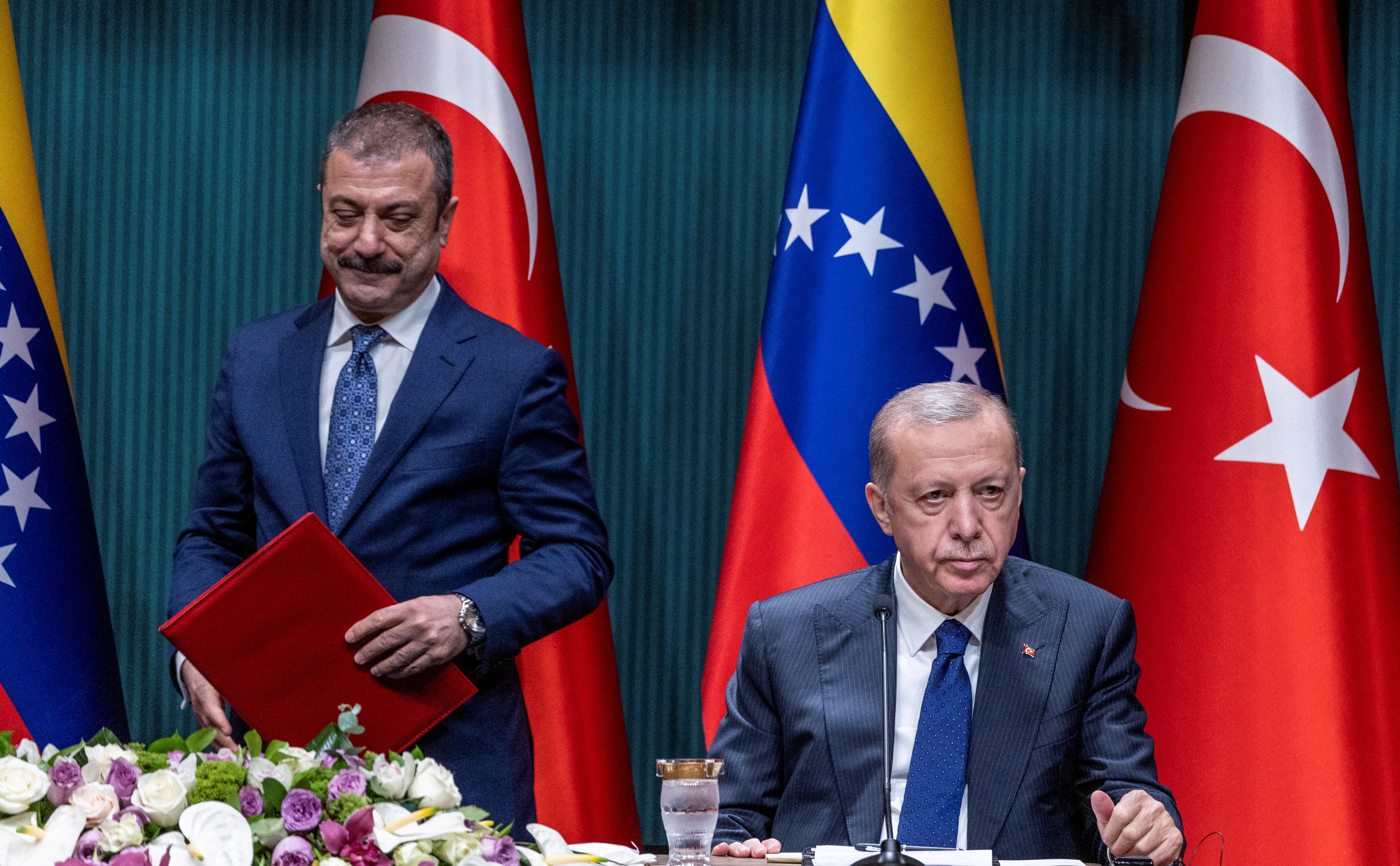 El presidente turco Recep Tayyip Erdogan y el gobernador del banco central Sahap Kavcioglu (REUTERS/Umit Bektas)