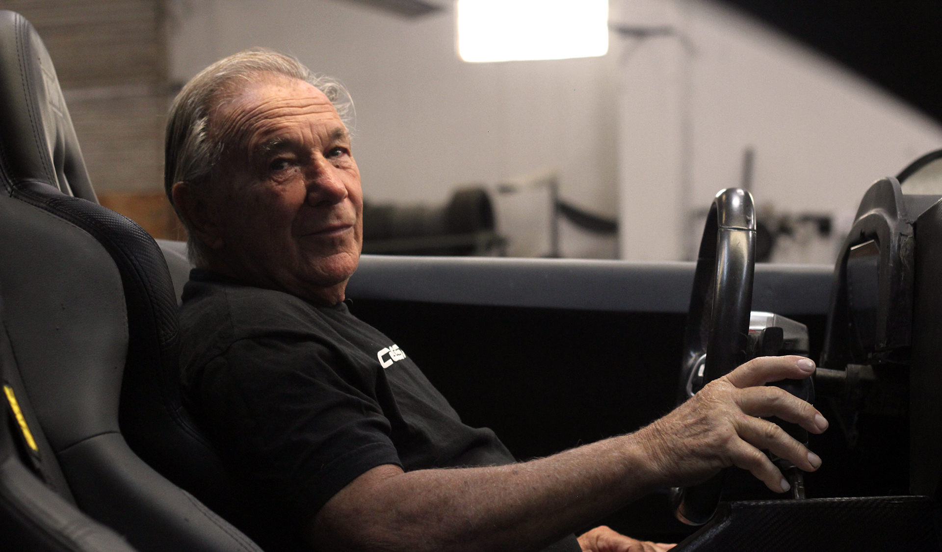El padre de los constructores argentinos cumple 60 años haciendo autos y presenta el supérdeportivo que le prometió a Fangio