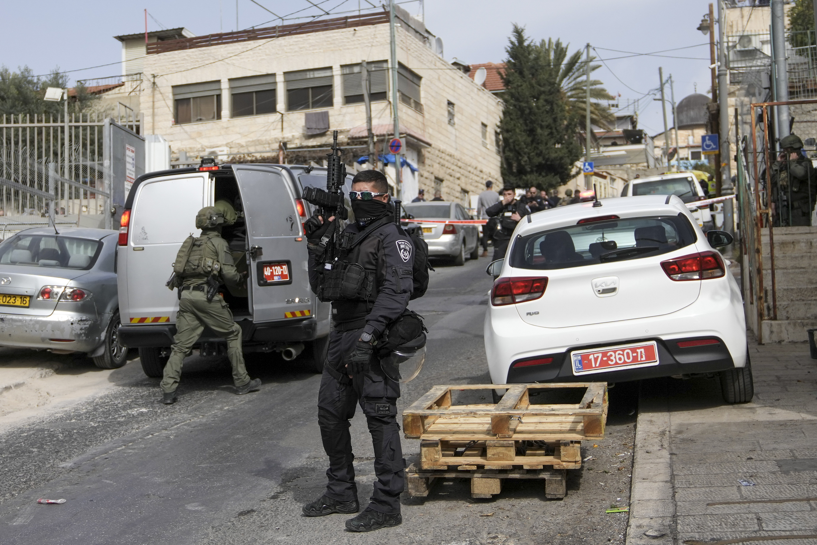 Un agente israelí custodia el lugar donde se produjo una balacera en el este de Jerusalén, el 28 de enero de 2023. (AP Foto/Mahmoud Illean)