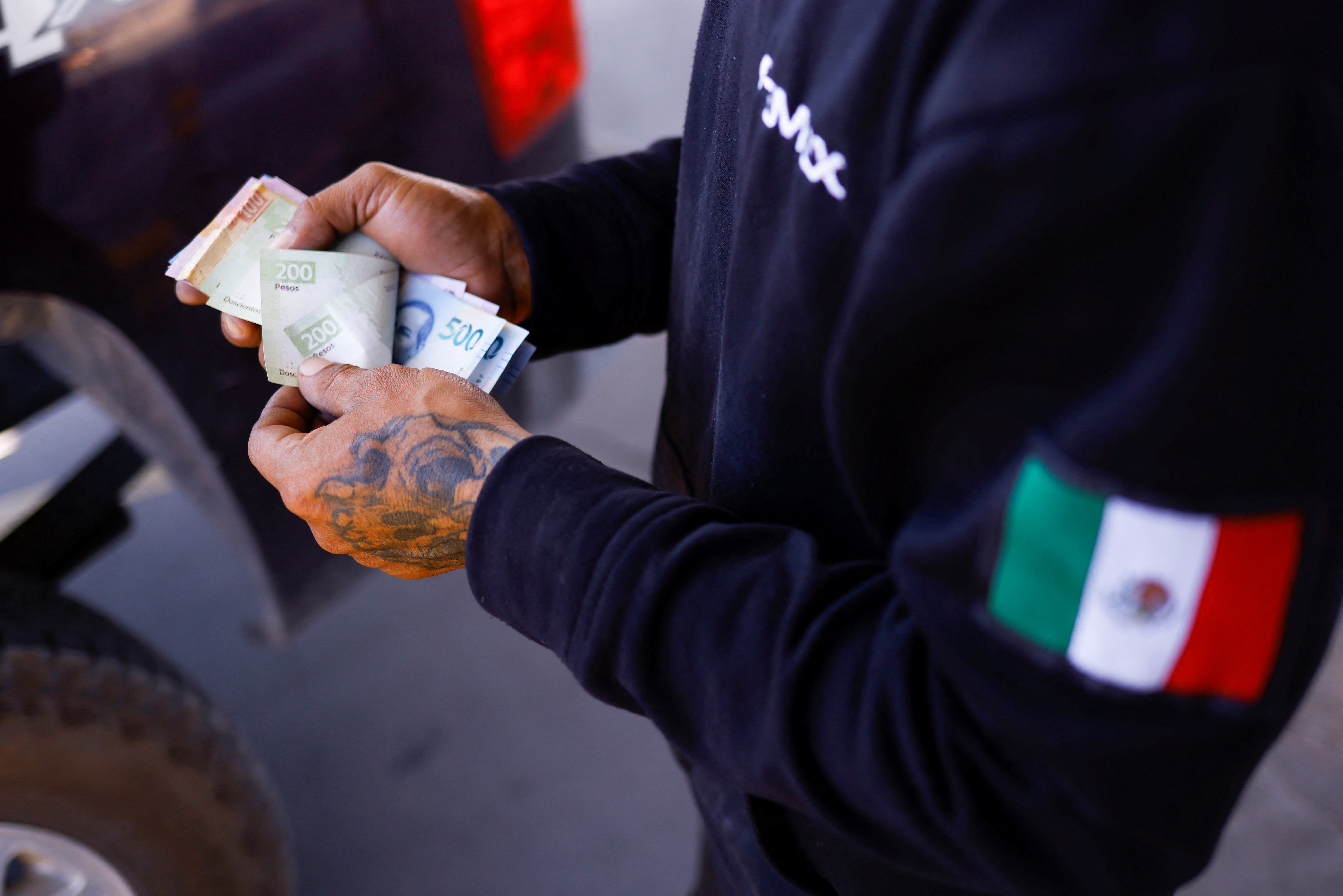 A worker counts money from the sale of gasoline at a CD service station.  Juarez (Photo: Reuters)