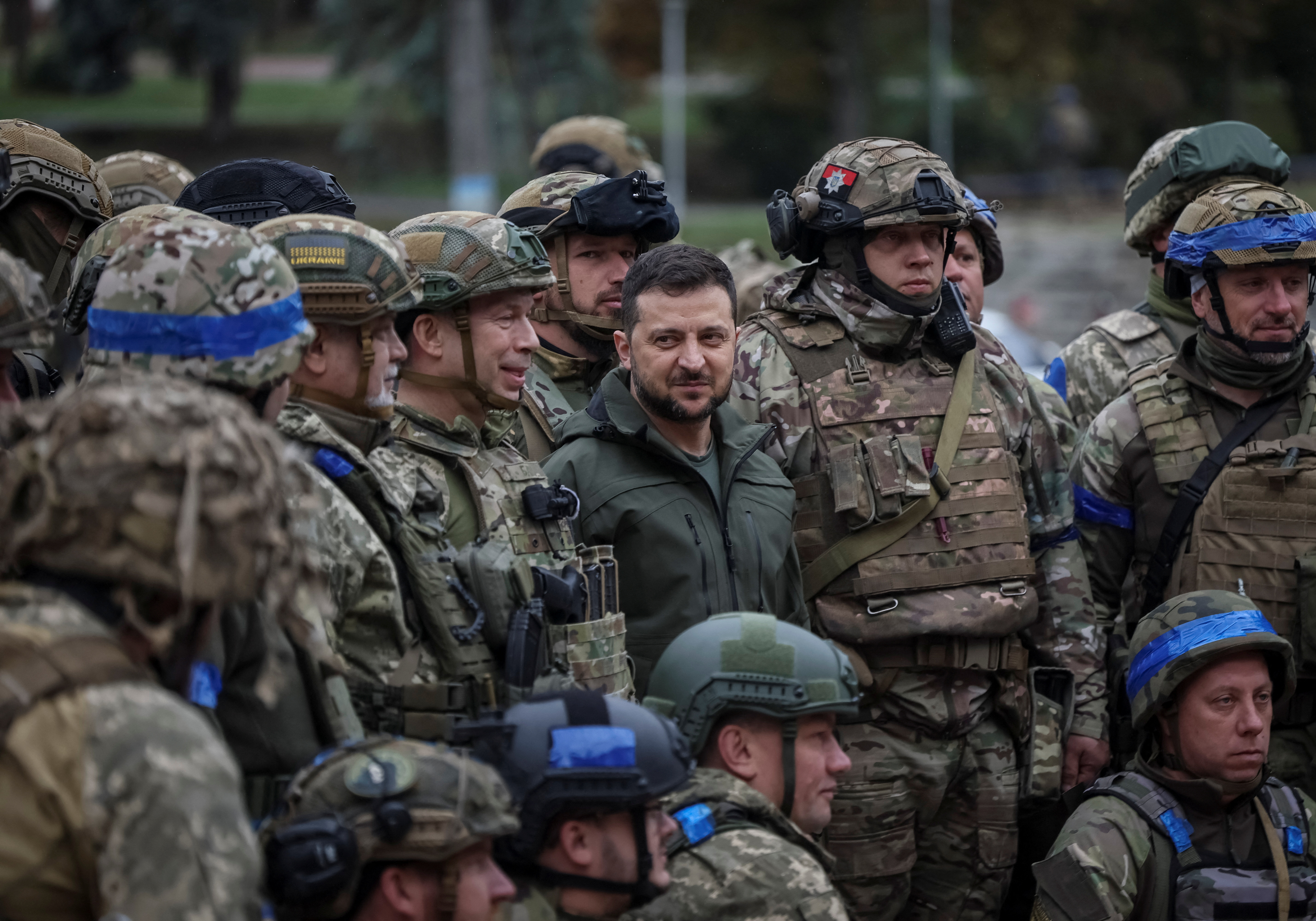 El presidente de Ucrania, Volodimir Zelenskiy, posa para una foto con militares ucranianos mientras visita la ciudad de Izium, recientemente liberada por las Fuerzas Armadas de Ucrania, en la región de Kharkiv