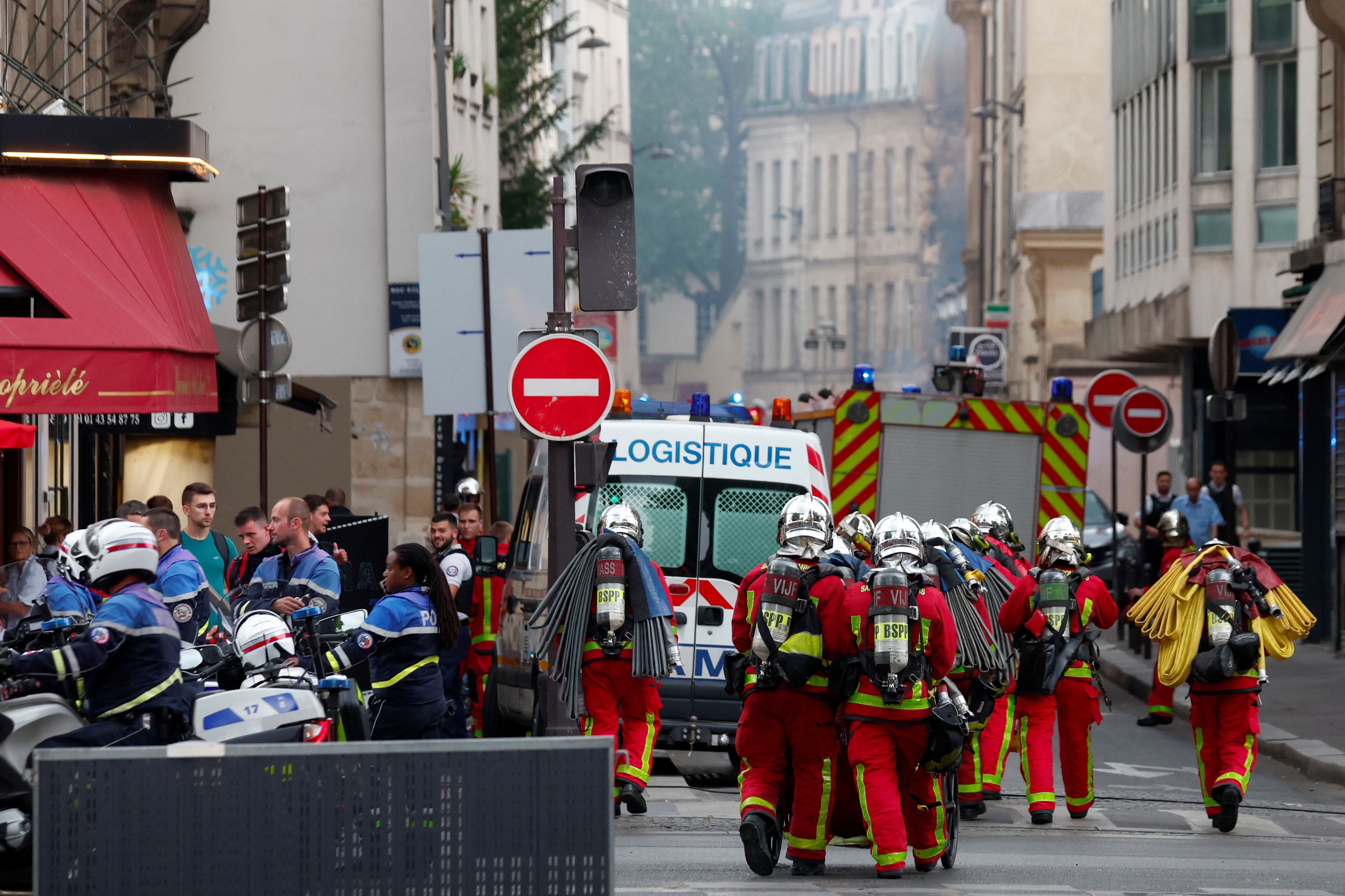 Los bomberos en el lugar de la explosión (REUTERS/Gonzalo Fuentes)