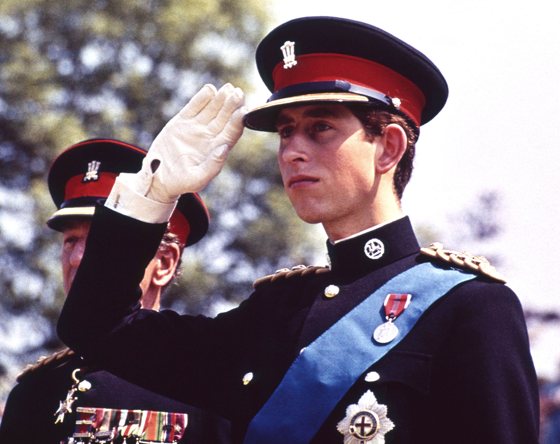 Foto tomada el 11 de junio de 1969, cuando el Príncipe Carlos, vestido con el uniforme de Coronel en Jefe del Regimiento Real de Gales, saluda en la presentación de Color del Regimiento, en el Castillo de Cardiff en Gales. Fue la primera ocasión en que el Príncipe llevó este uniforme. (AP Photo, File)