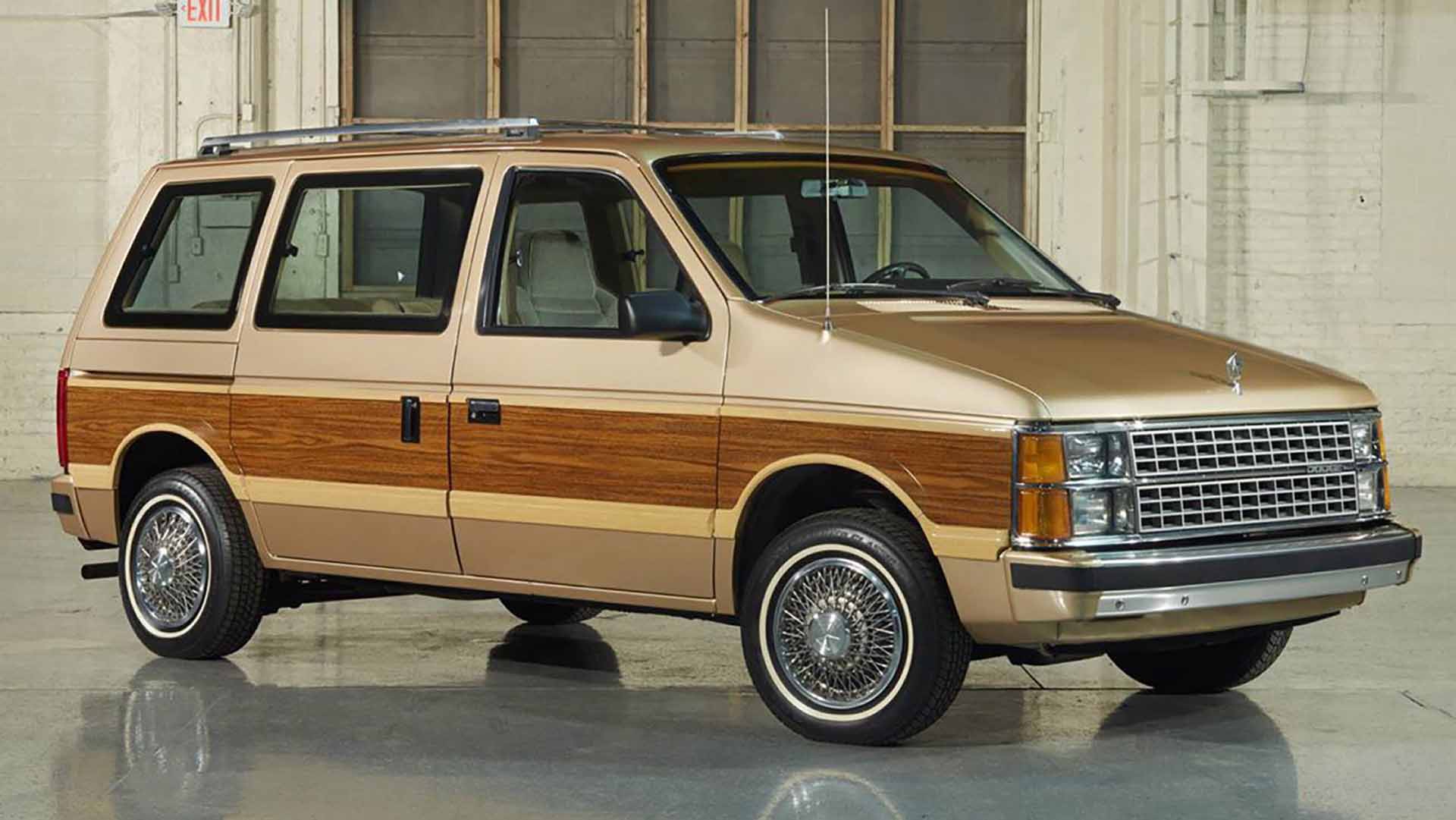 La Chrysler Minivan habiá sido un éxito en los años 80, y como su evolución la llevó a crecer de tamaño, había quedado un nicho vacío para ese segmento