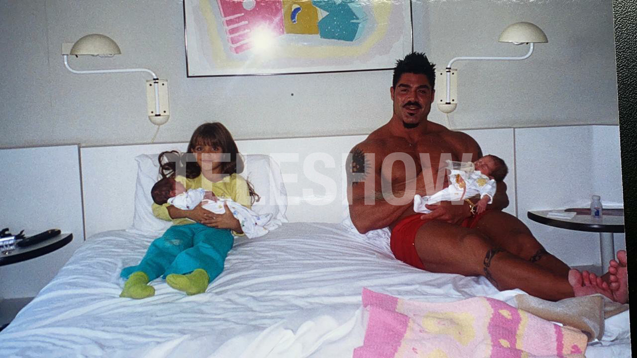 Ricardo Fort con su sobrina Macarena y sus mellizos recién nacidos