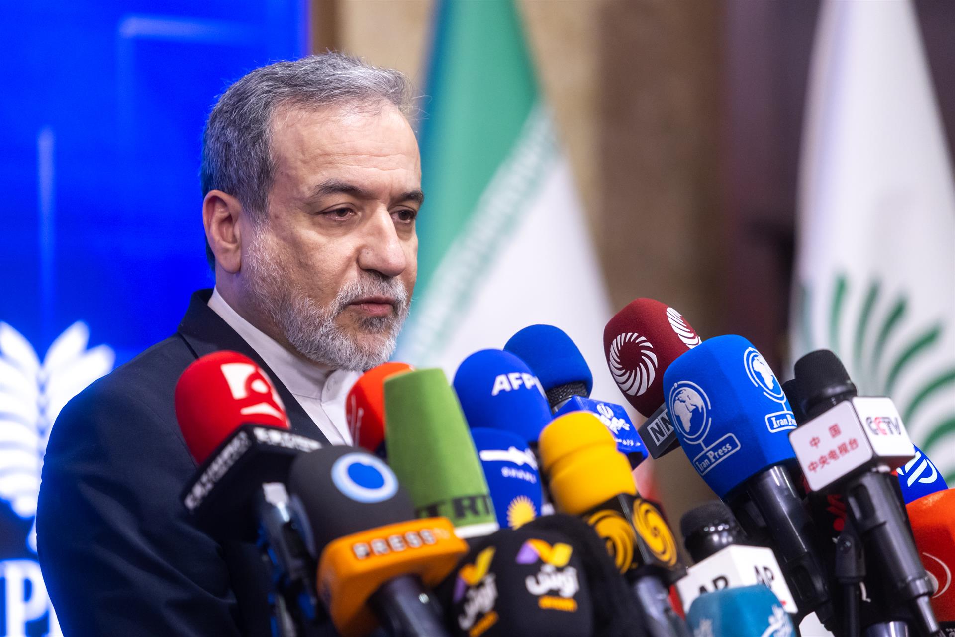 El Canciller iran&iacute; lleg&oacute; a Pakist&aacute;n en medio de la incertidumbre sobre una posible reuni&oacute;n con los enviados de Donald Trump