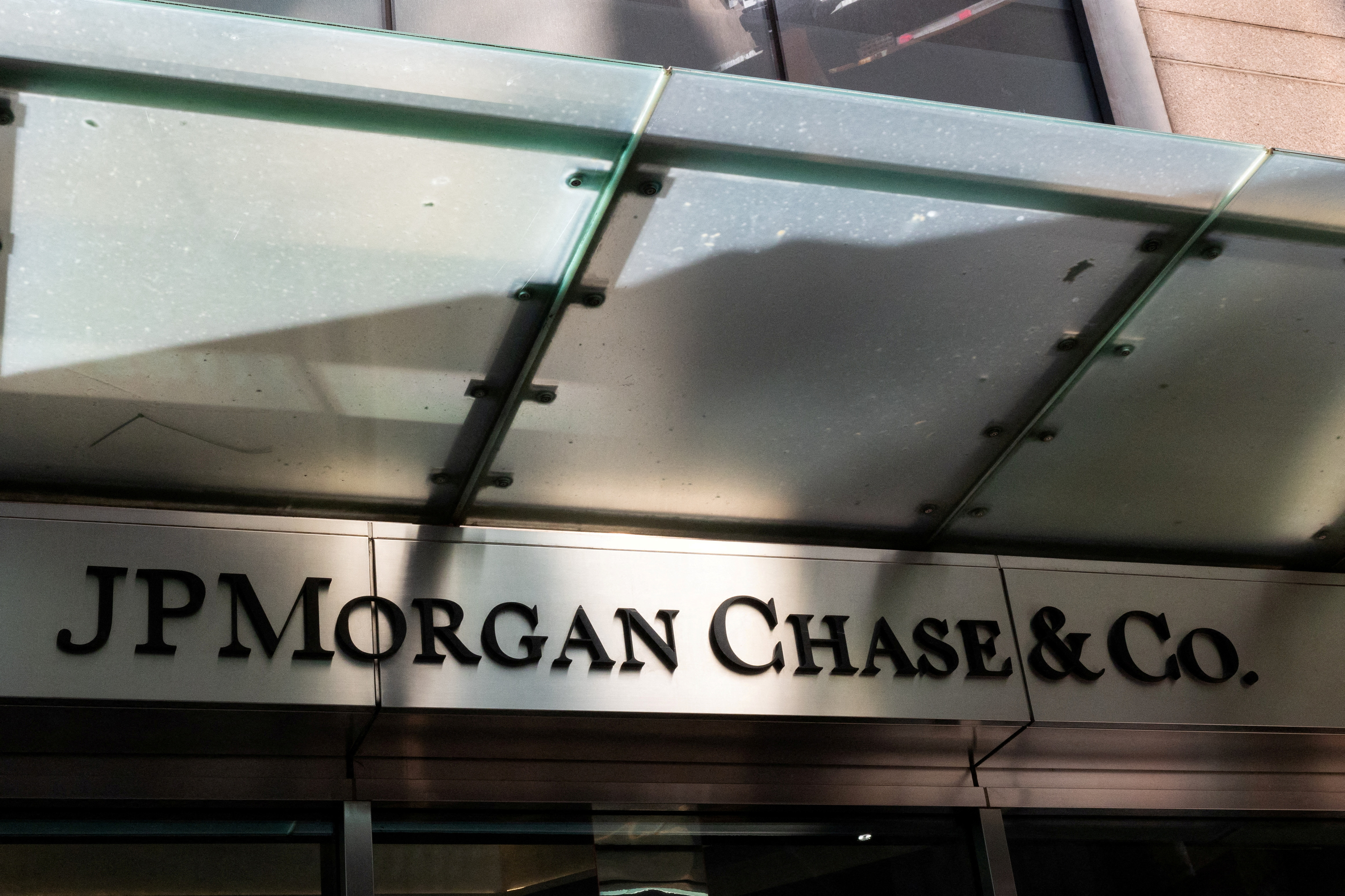La fachada de uno de los edificios del JPMorgan Chase Bank (REUTERS/Caitlin Ochs/File Photo)