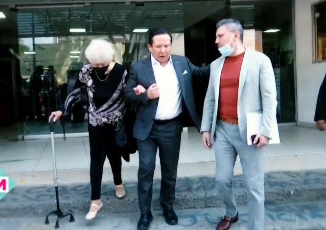 Gustavo Adolfo Infante acudió a la FGJCDMX con su madre y su abogado Alonso Beceiro a ratificar su denuncia contra Alfredo Adame el pasado mes de febrero (Foto: Captura de pantalla)