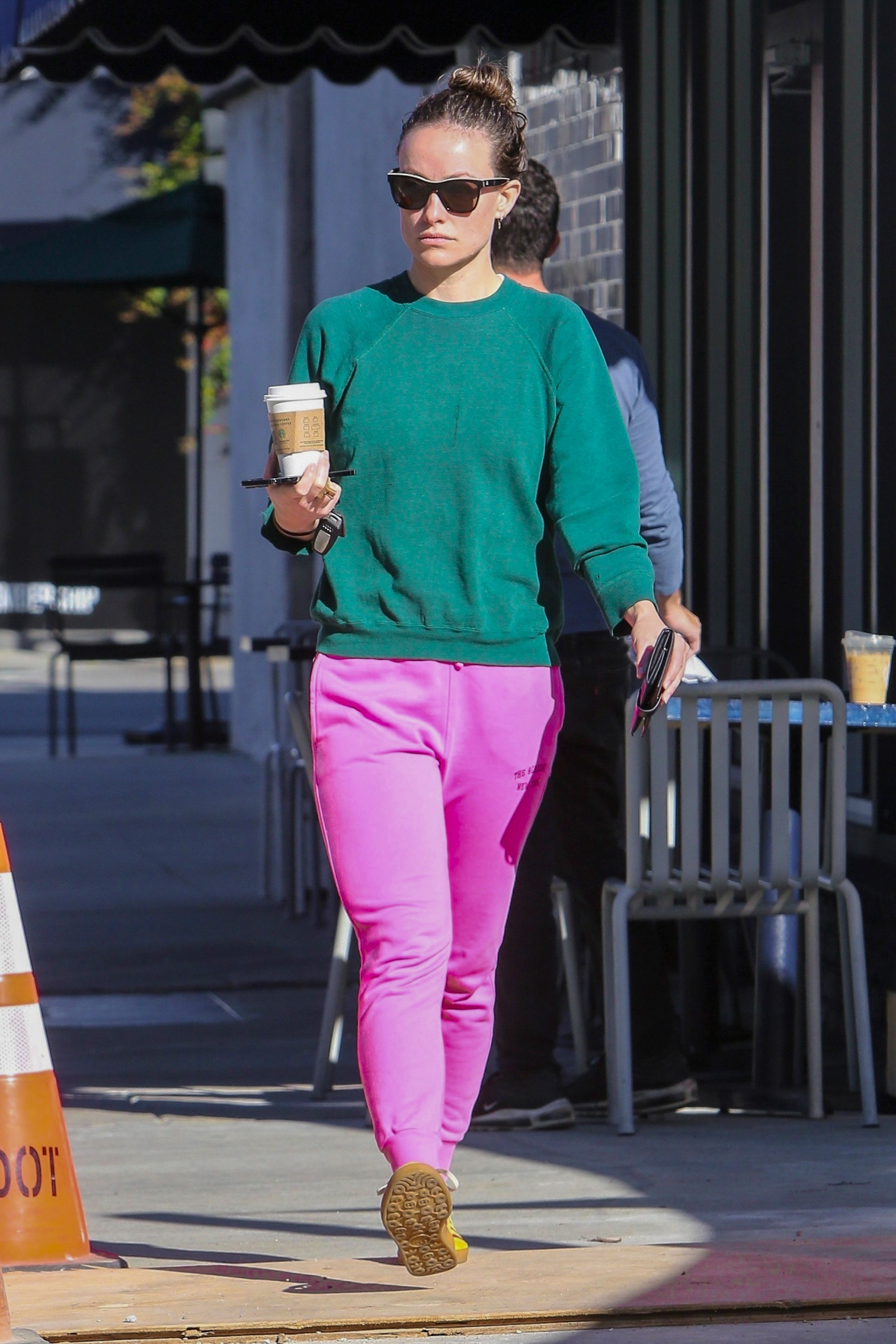 Olivia Wilde dio un paseo por un reconocido centro comercial de Los Ángeles y marcó tendencia con su colorido look: pantalón rosa, buzo verde y zapatillas amarillas. Fue fotografiada cuando salía de una tienda de café