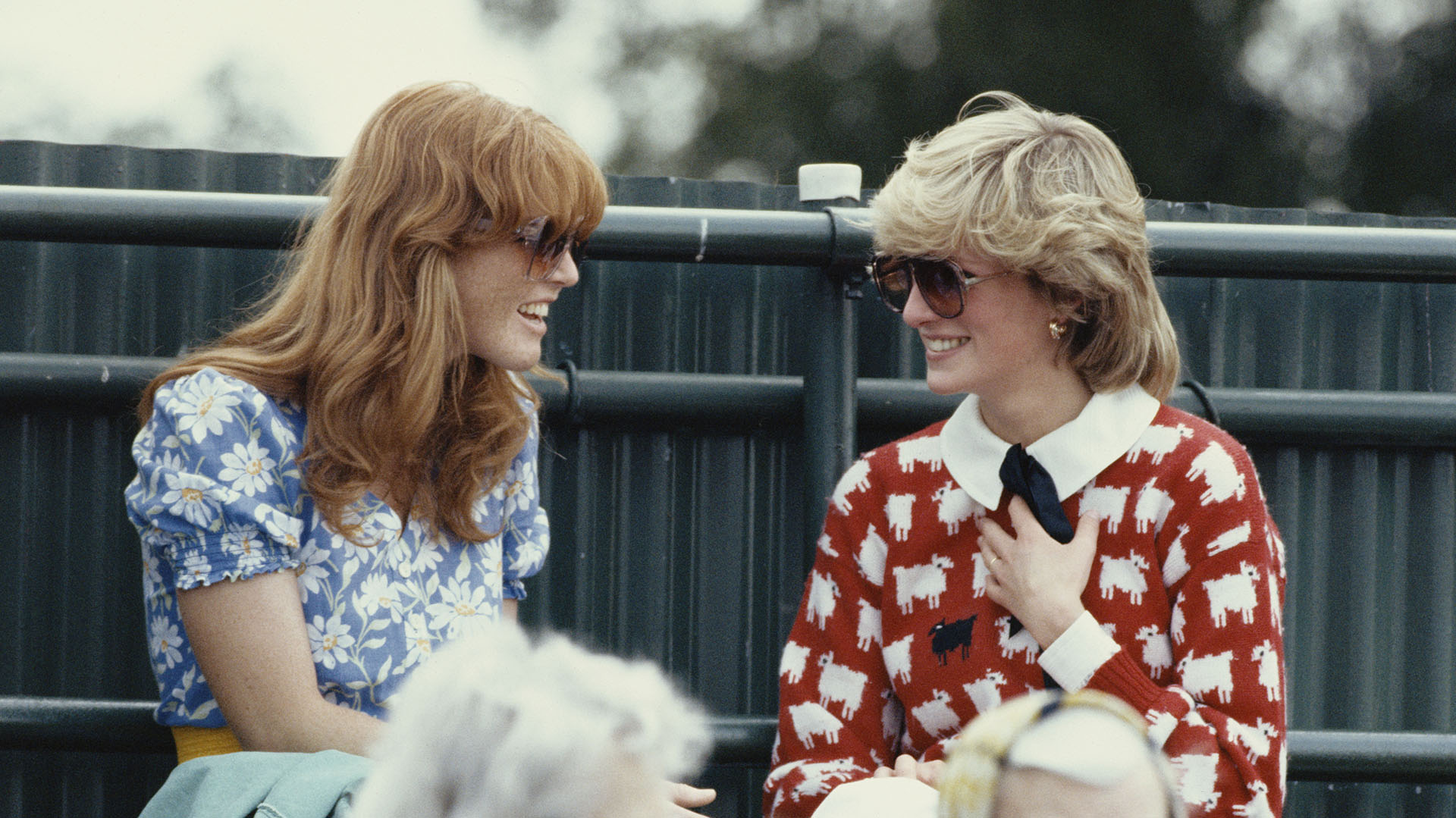Diana y Sarah Ferguson en el Guard's Polo Club, Windsor, en june de 1983. Dos años después, la Princesa de Gales le presentó a su amiga a su cuñado Andrés  (Photo by Georges De Keerle/Getty Images)