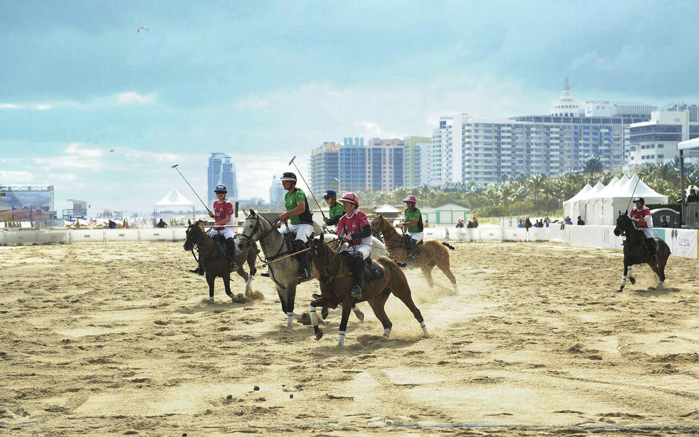Más de 120 caballos en ocho equipos internacionales competirán en el evento de polo de playa más notable del mundo. 