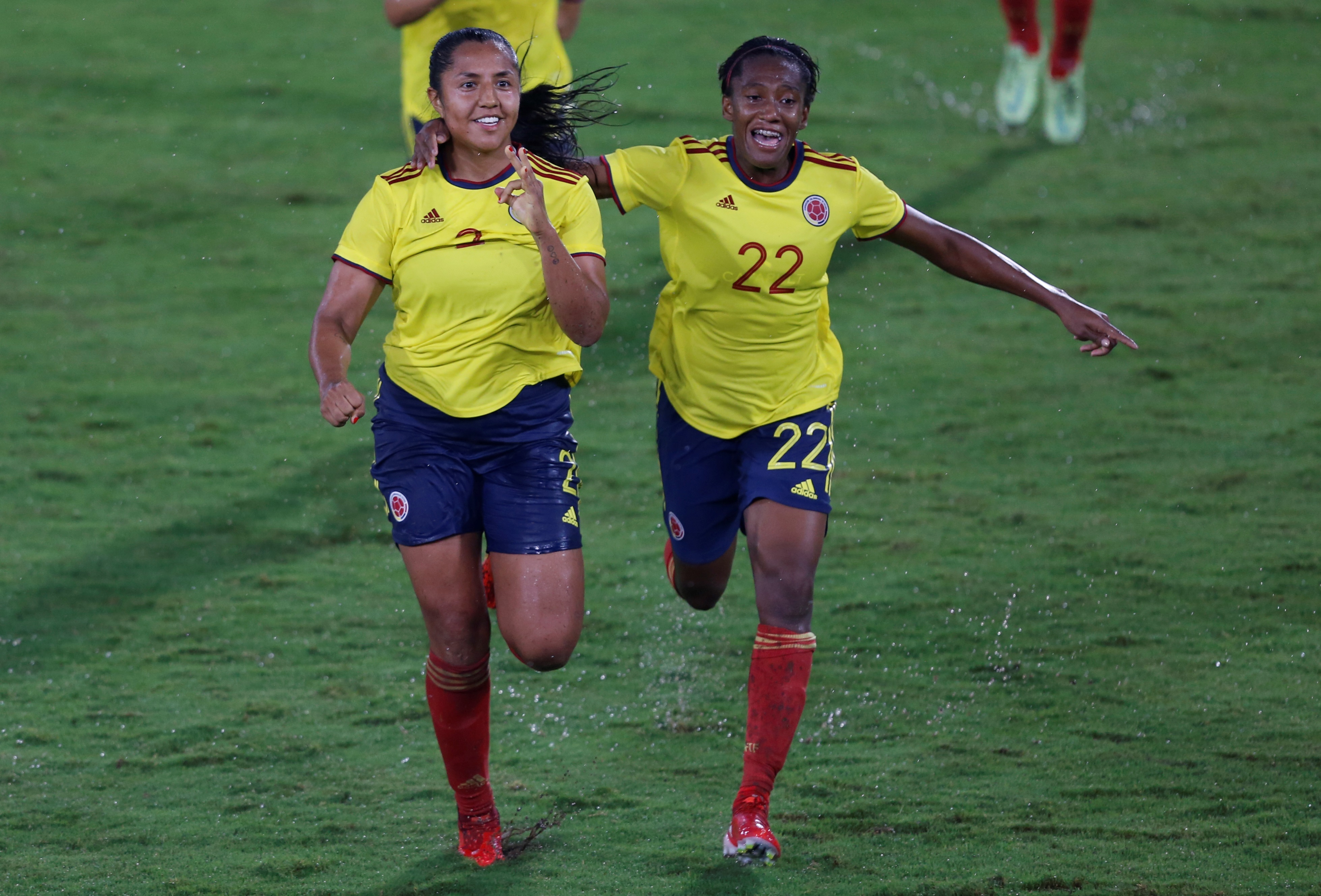 Manuela Vanegas (i) de Colombia celebra un gol contra Chile durante un partido amistoso, en una fotografía de archivo. EFE/ Ernesto Guzmán Jr.
