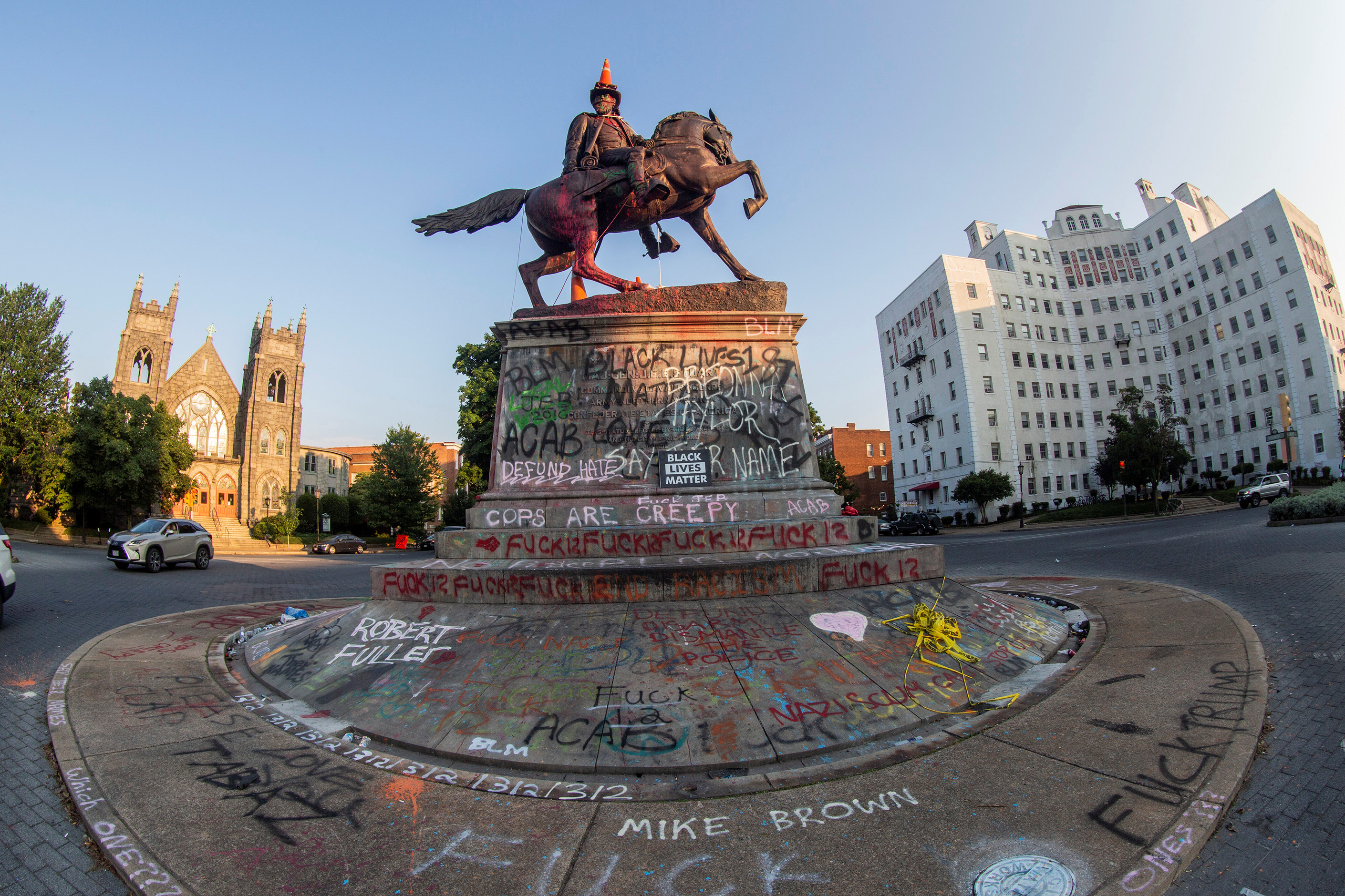 Conos de tráfico y una cuerda permanecen en la estatua del general confederado J.E.B. Stuart en Richmond, Virginia, EE. UU (REUTERS / Jay Paul)

