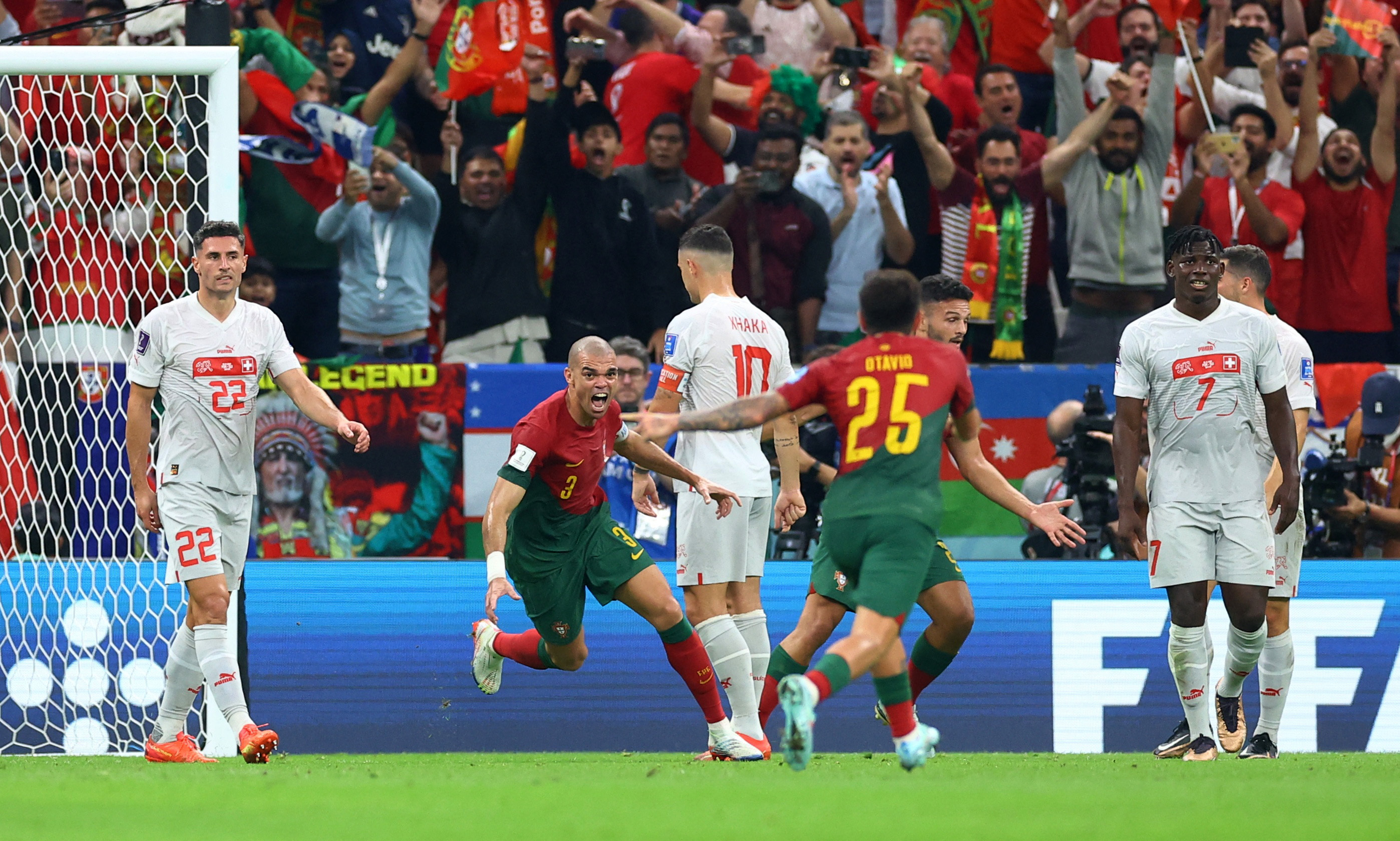 Pepe celebra el segundo gol de Portugal ante Suiza (REUTERS/Carl Recine)