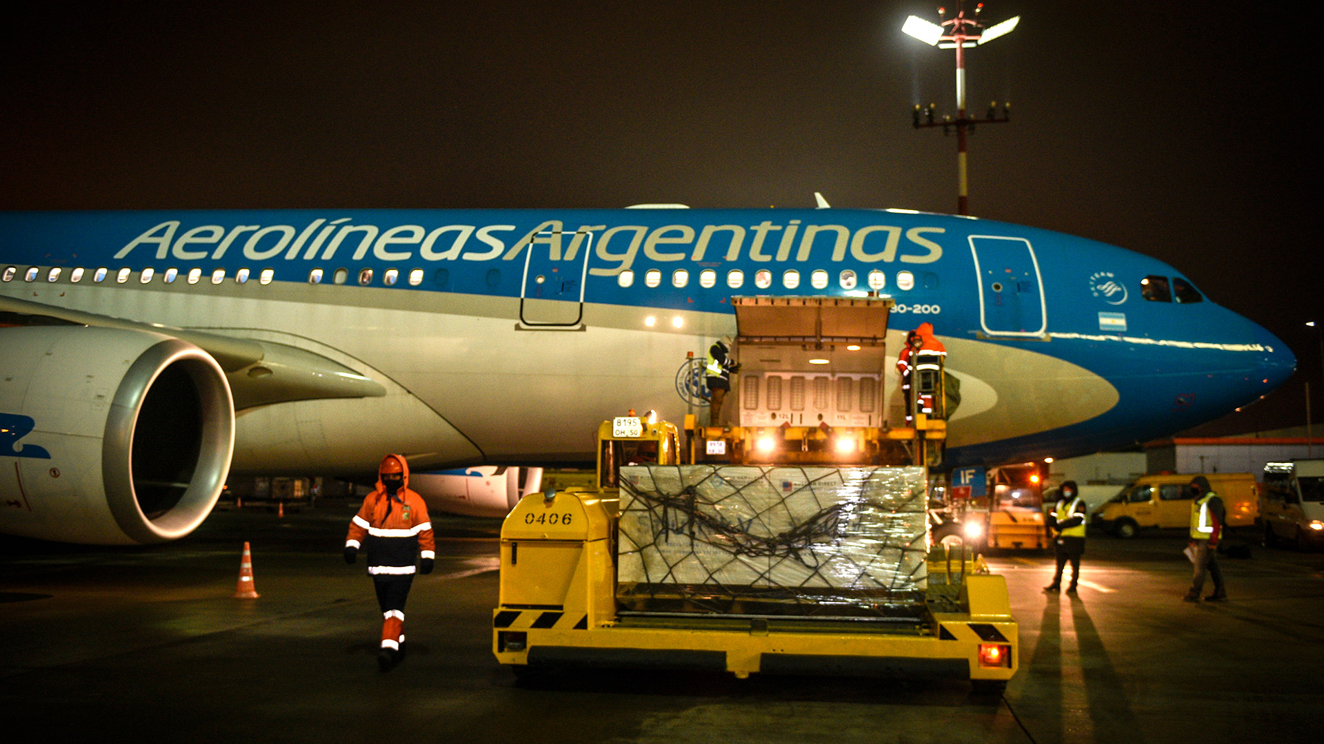 El momento en que las vacunas rusas son cargadas en el avión de Aerolíneas Argentinas 