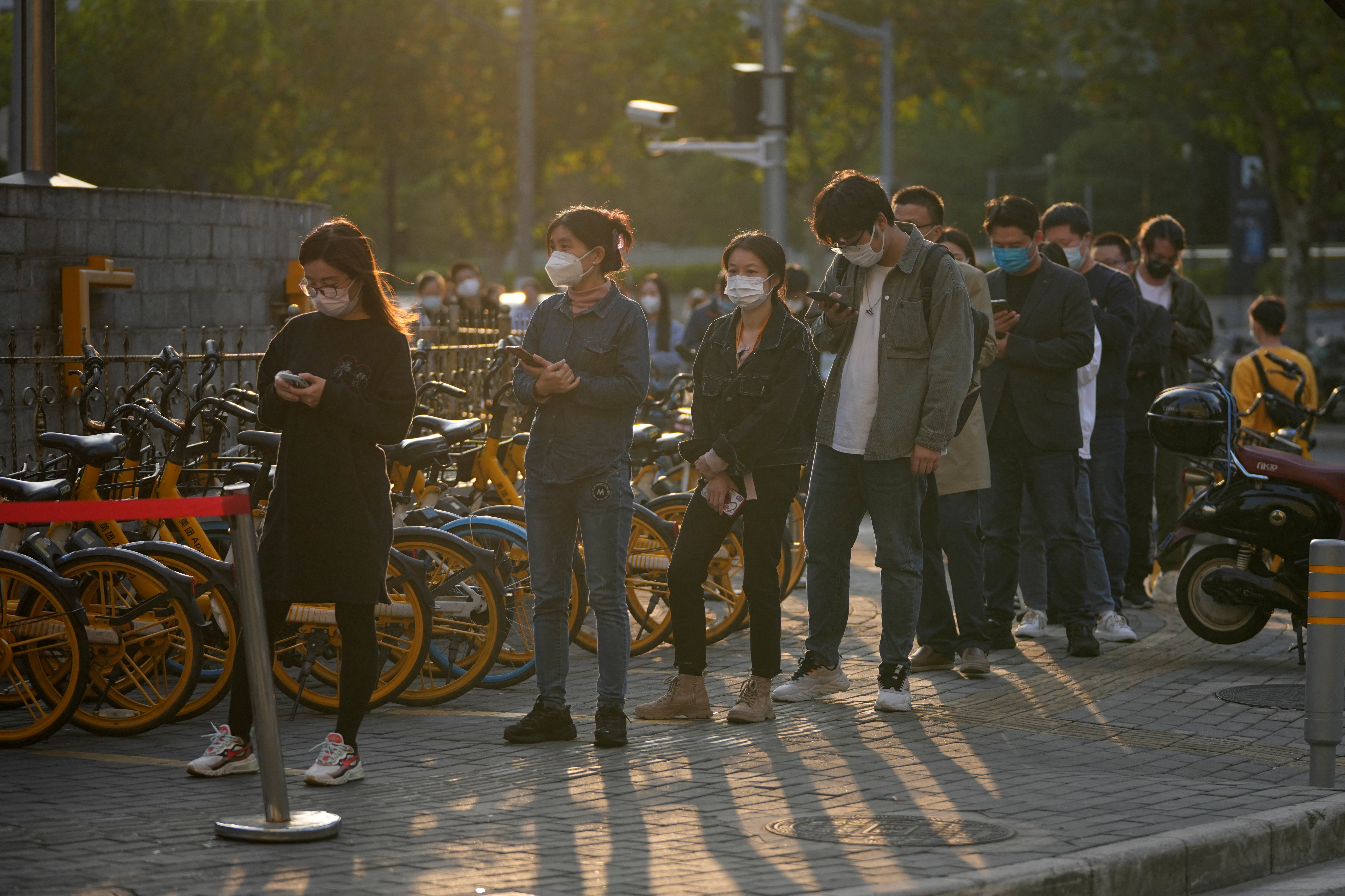 Personas hacen fila para ser testeadas en Shanghái (REUTERS/Aly Song)