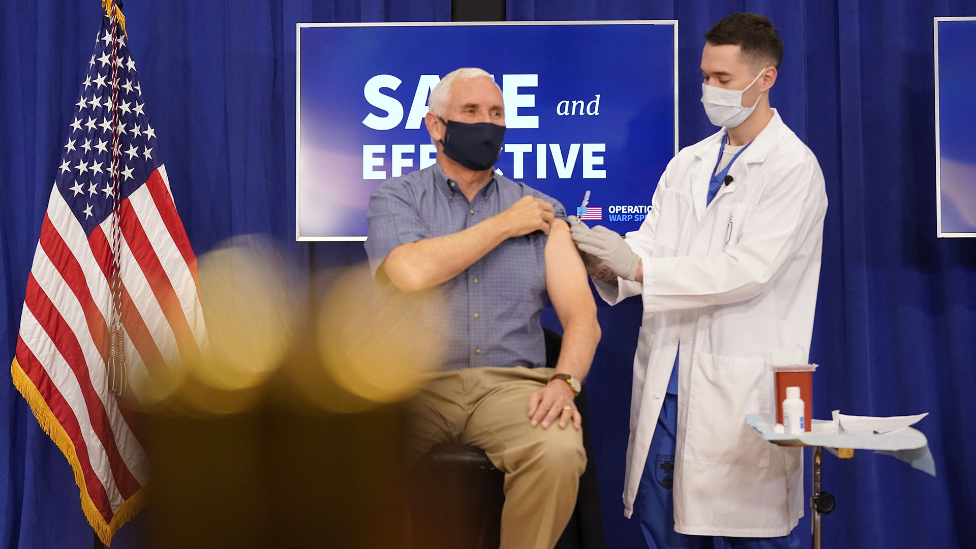 El vicepresidente Mike Pence recibió la primera dosis de la vacuna Pfizer-BioNTech contra el COVID-19 (AP Photo/Andrew Harnik)