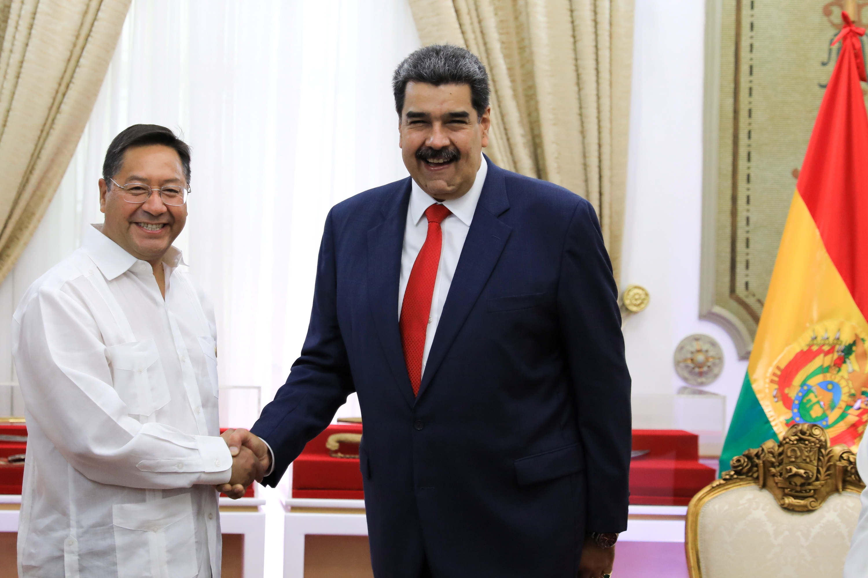 Luis Arce, presidente de Bolivia, y Nicolás Maduro, líder chavista (Miraflores Palace/Handout via REUTERS)