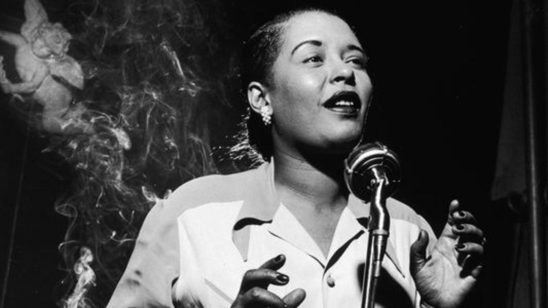 Billie Holiday es un personaje central del cuento "Soy una tonta por quererte", que le da nombre al libro de Camila Sosa.