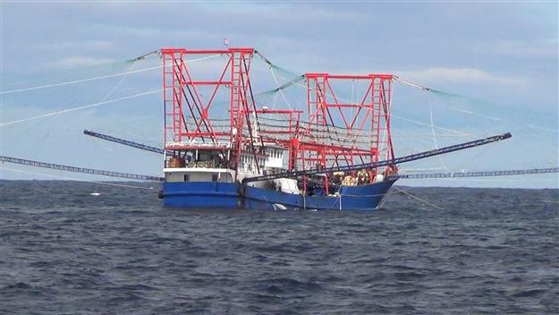 Una imagen sin fecha publicada por Global fishing Watch el 22 de julio de 2020, muestra un buque pesquero chino en funcionamiento cerca de aguas norcoreanas. (Global Fishing Watch / AFP)