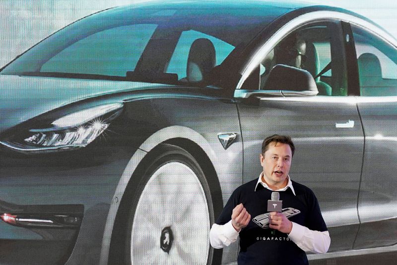 IMAGEN DE ARCHIVO. El CEO de Tesla Inc, Elon Musk, habla en el escenario durante un evento de entrega de autos Model 3 fabricados en China en su fábrica en Shanghái, China. Enero 7, 2020. REUTERS/Aly Song