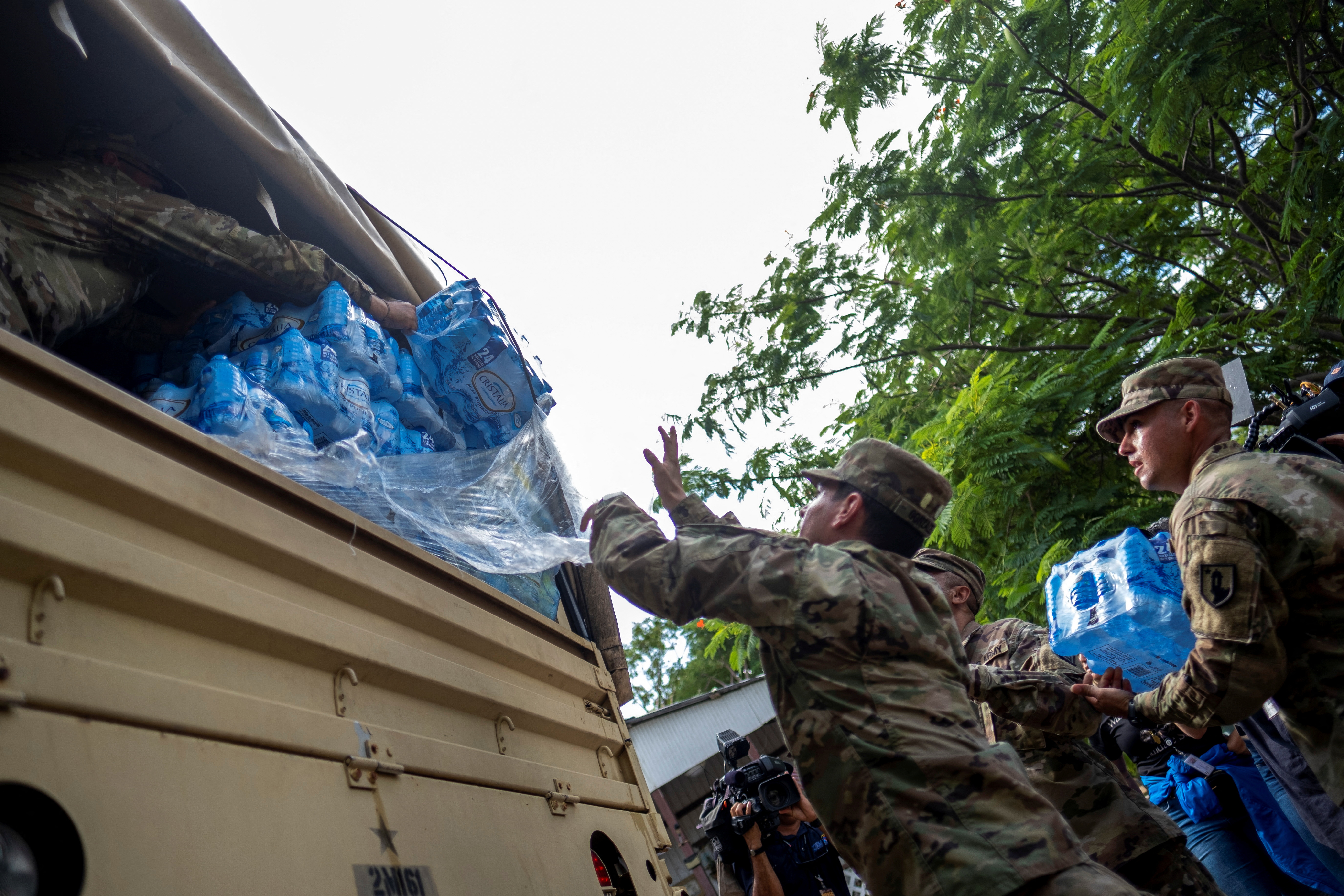 Miembros de la Guardia Nacional de Puerto Rico distribuyen agua en una comunidad afectada tras el paso del huracán Fiona. REUTERS/Ricardo Arduengo
