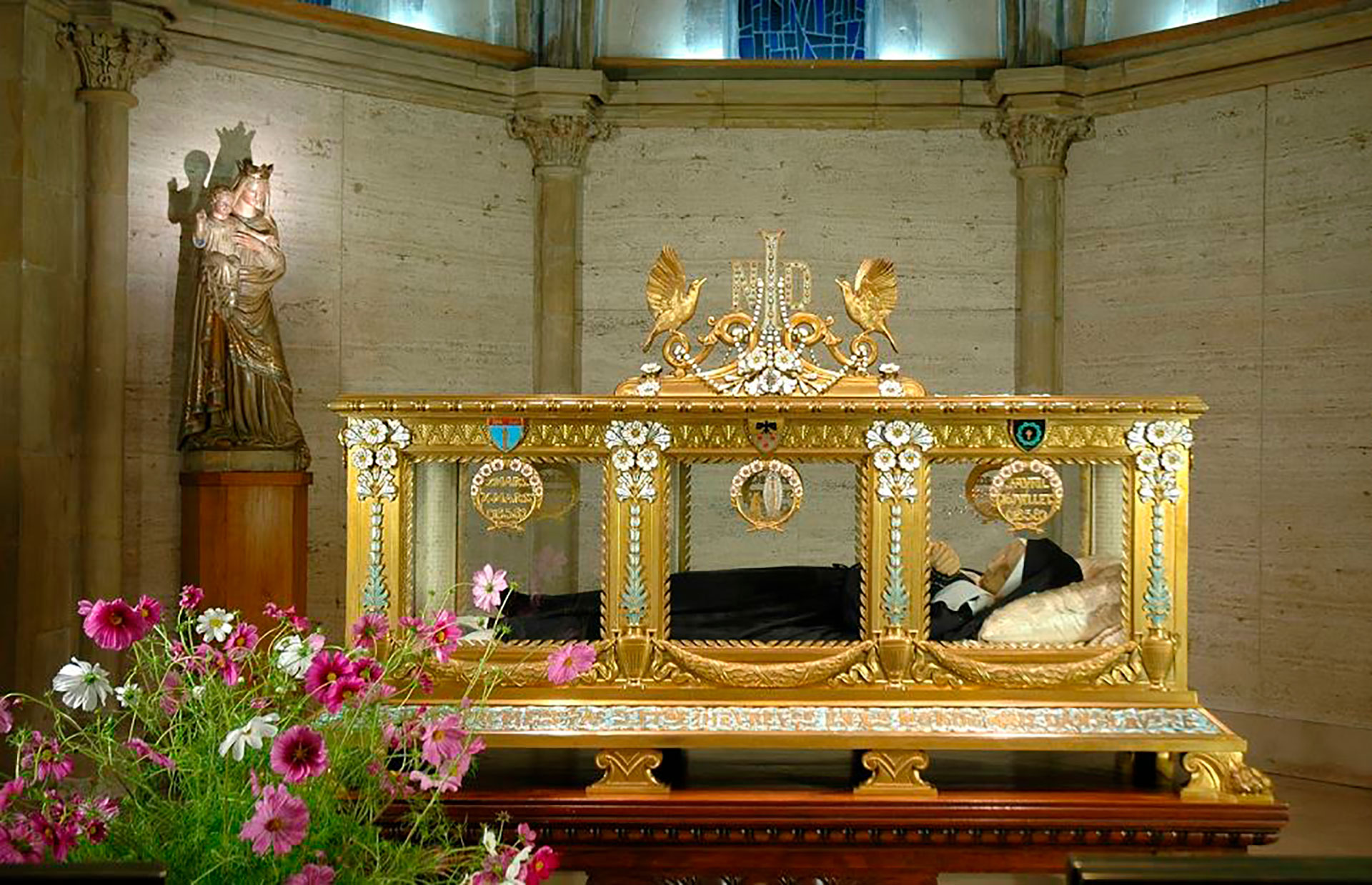 El cuerpo de santa Bernardette se expone en la capilla del convento de las Hnas. de la caridad de Nevers